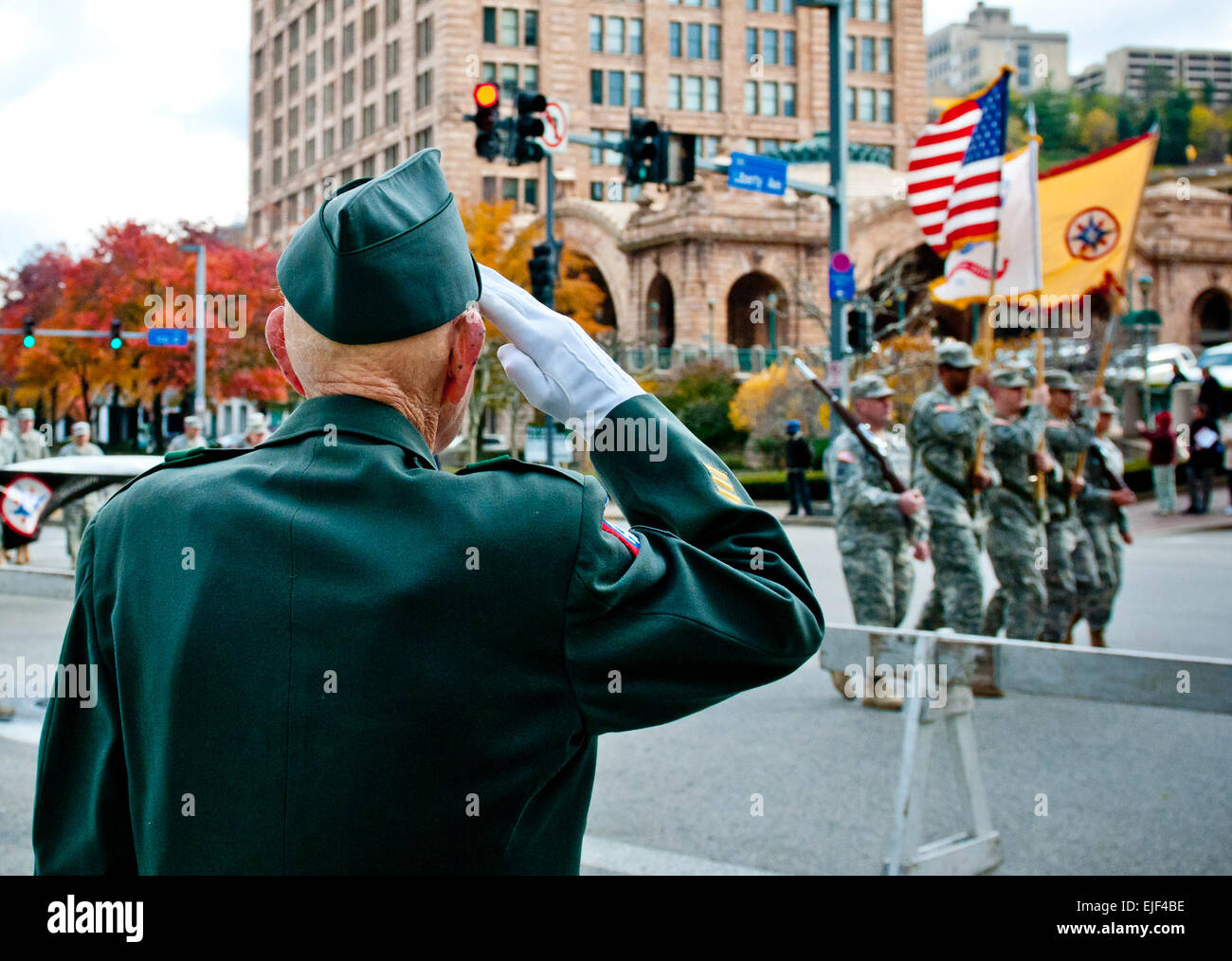 La 1ère armée en retraite le Sgt. William Staude, de Elliott, Pa., rend hommage aux soldats du 316e Commandement de soutien expéditionnaire, basé à Pittsburgh, Pa., qu'ils défilent devant lui au cours de la Journée des anciens combattants défilé en centre-ville de Pittsburgh, le 11 novembre. Banque D'Images