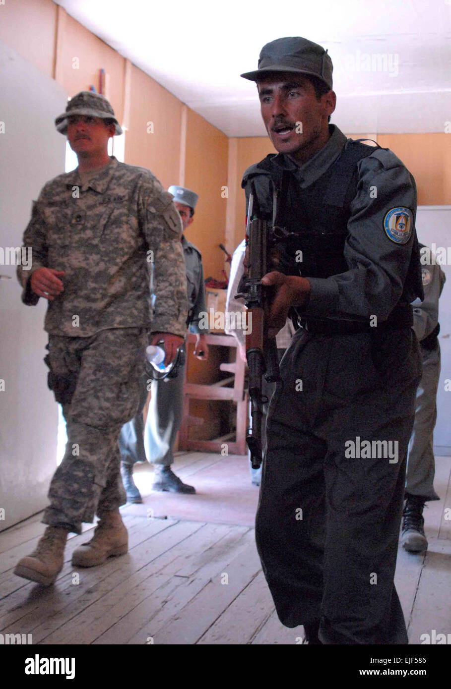 Kaboul, Afghanistan - Les agents de la Police nationale afghane passent par la formation tactique avancé pour l'Afghan National Civil Order Police. ANCOP fonctionnera dans plusieurs rôles une fois déployée. Ces élèves sont dans un processus de sélection pour devenir membres de l'unité d'intervention. D'autres fonctions comprennent le contrôle des émeutes et des foules, la protection des personnalités, hotage de sauvetage et autres fonctions de police critique qui exigent un haut niveau de formation. Banque D'Images