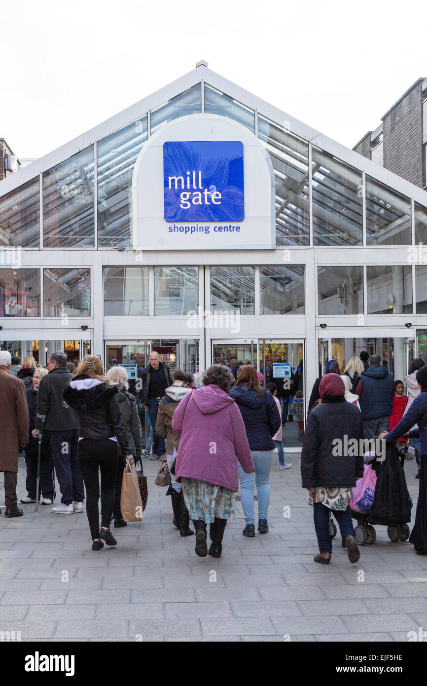 Jour de marché à Bury Greater Manchester sur une journée ensoleillée Banque D'Images