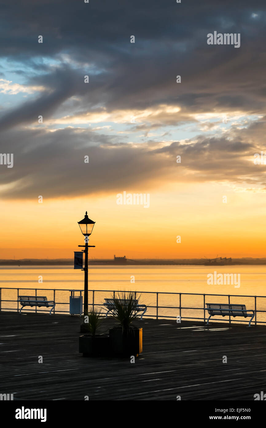 Corporation Pier sur la rivière Humber, Hull au coucher du soleil. Banque D'Images