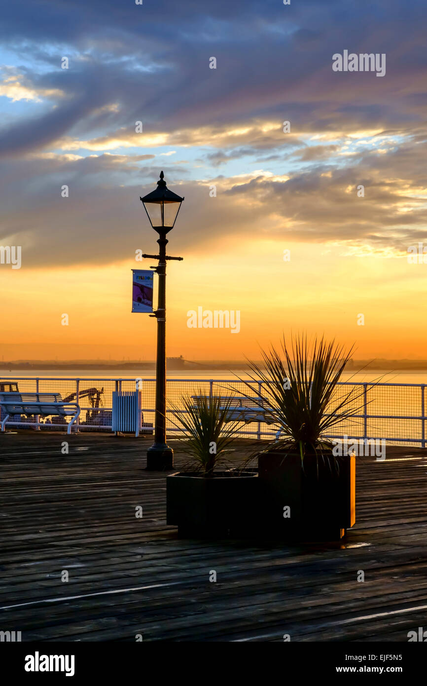 Corporation Pier sur la rivière Humber, Hull au coucher du soleil. Banque D'Images