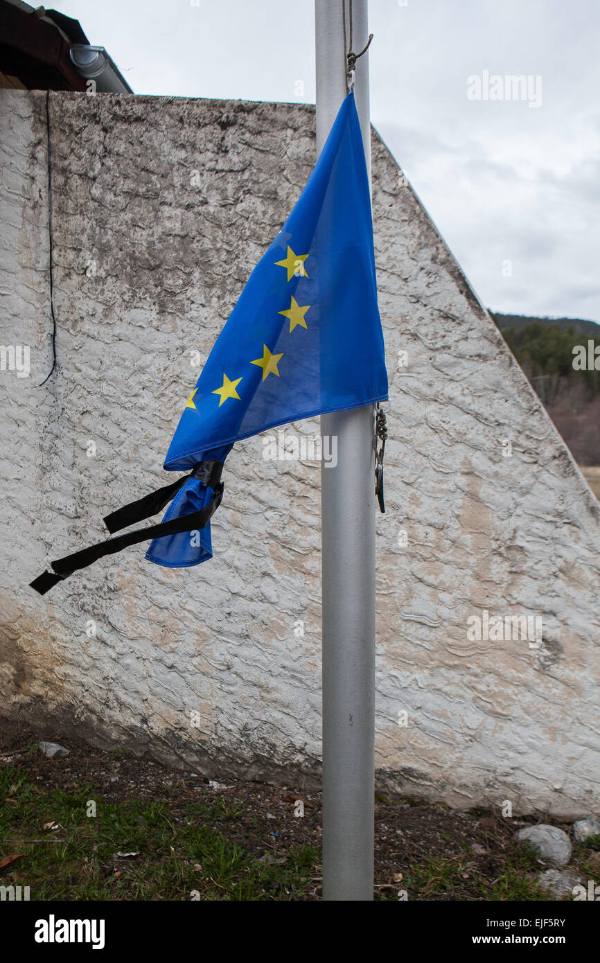 Le Vernet, France. Mar 25, 2015. Un drapeau de l'Union européenne à l'édifice municipal est en berne et noués avec un arc noir se souvenir de toutes les victimes de l'accident d'avion qui s'est passé près de Le Vernet, France, 25 mars 2015. Un avion s'est écrasé hier matin dans les Alpes entre location-Bléone et Vernet ; on pense que les victimes comprennent toutes les 150 personnes à bord. Photo : Alessandro Vecchi/dpa/Alamy Live News Banque D'Images