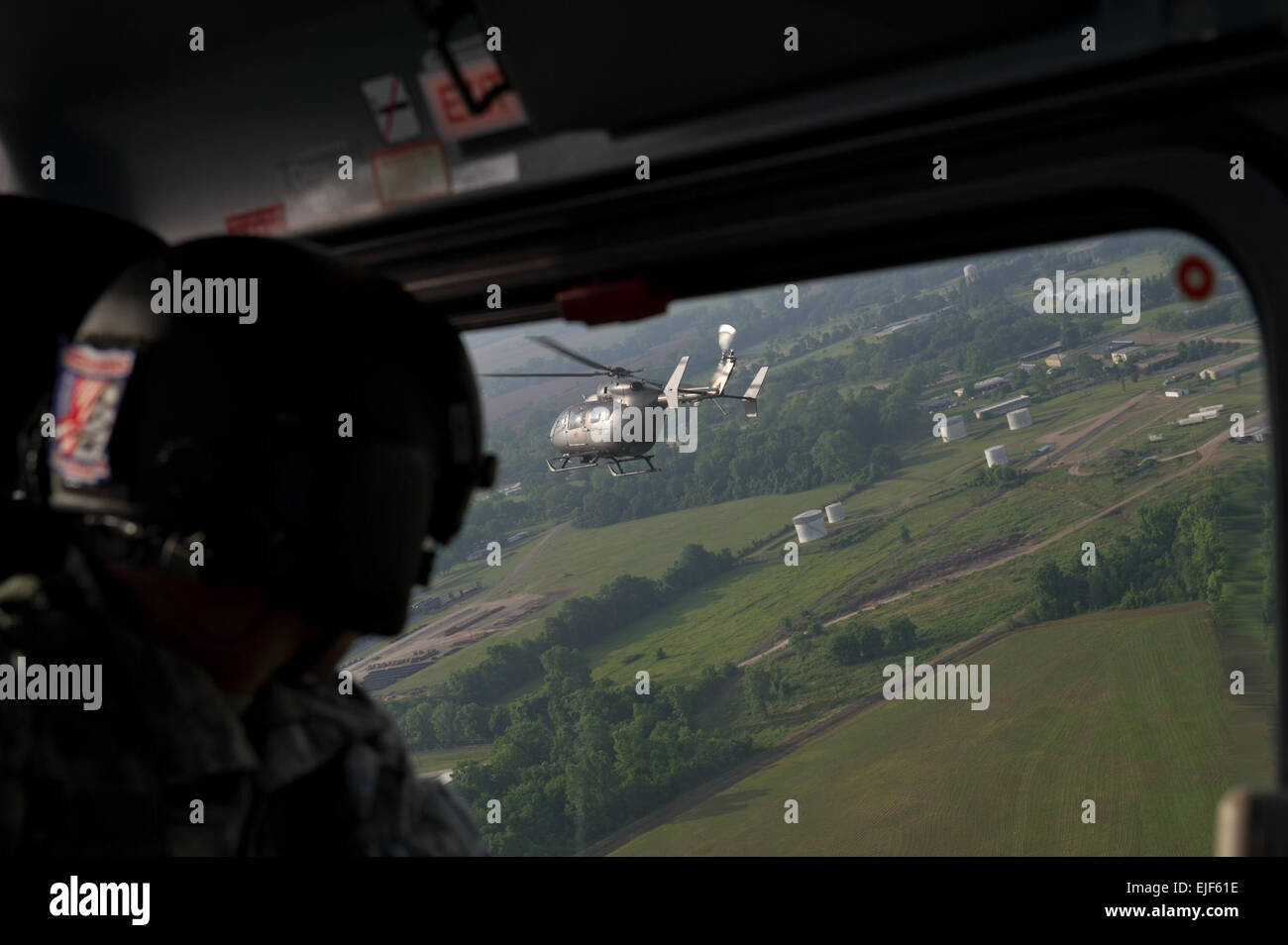 Les soldats de l'armée américaine de la Compagnie Alpha, 5e Bataillon de l'aviation, les transports aériens avec des hélicoptères UH-72A Lakota à l'état-major de l'Armée Le Général Raymond Odierno T. et son personnel au cours de sa visite à la Joint Readiness Training Center et Fort Polk, en Louisiane, le 1 mai 2012. Le s.. Teddy Wade Banque D'Images