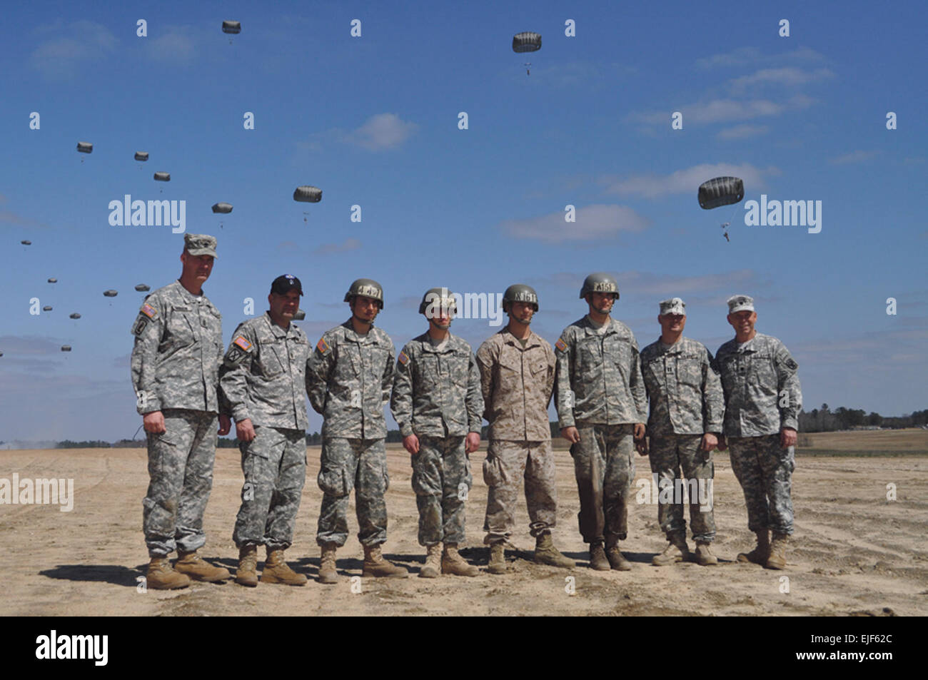 Les membres de l'équipe de commandement du 1er bataillon du 507e Airborne, Parachute Infantry Regiment, posent avec les élèves qui ont sauté d'abord avec le nouveau T-11 parachute. Basé sur l'original test parachute peloton, prédécesseur de la 501st Parachute Infantry Battalion, le premier saut les élèves ont été tirés au sort. Sur la photo de gauche sont la Compagnie C du premier sergent, 1er Sgt. Christopher Goodrow, sergent-major de commandement du bataillon de commandement, le Sgt. Le major Mezzaline Chippy ; PFC. Rincon Santos ; PFC. Jonathan Whitley ; Marine Cpl. David Chapman ; 2e Le lieutenant Charles Lesperance ; C commandant de compagnie, le Capitaine Dean Gi Banque D'Images