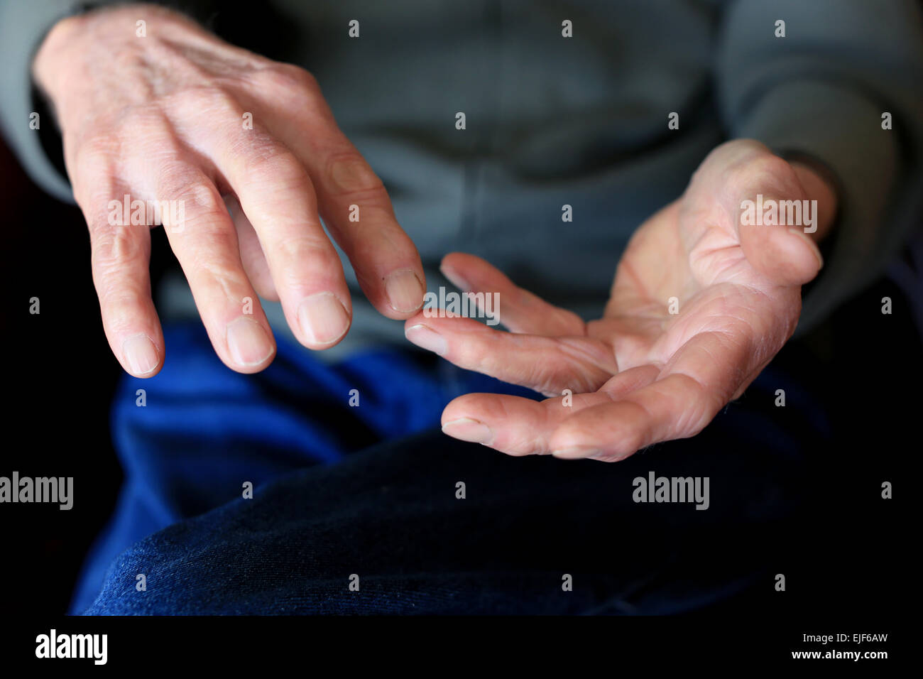 Détail d'un pensionné masculin compte sur ses doigts Banque D'Images