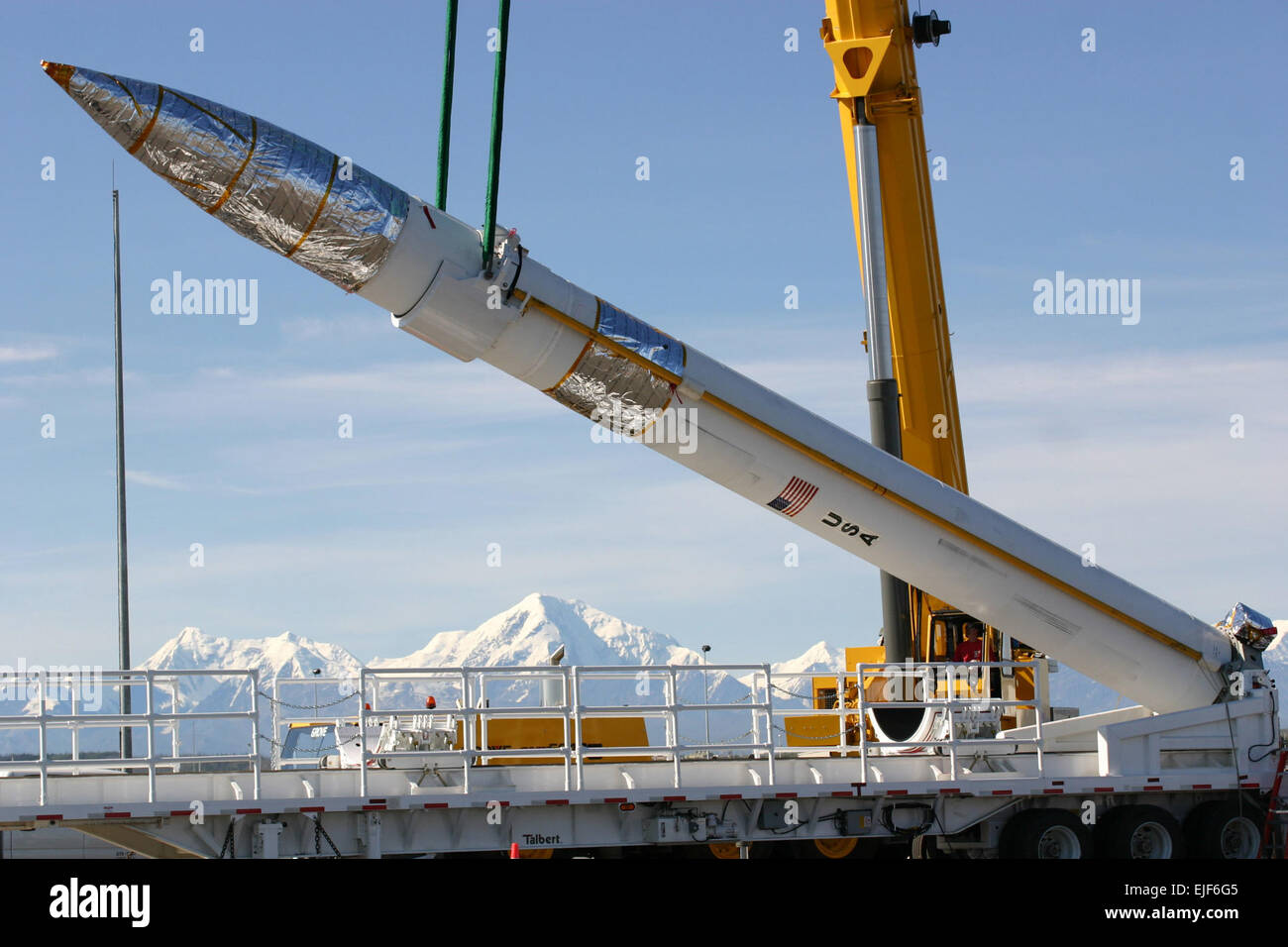 Un antimissile est abaissé en silo de missiles lors d'une récente mise en place à la Complexe de défense antimissile à Fort Greely, en Alaska. Dix-huit intercepteurs sont mis en place dans deux zones sur le complexe de 800 acres. Banque D'Images