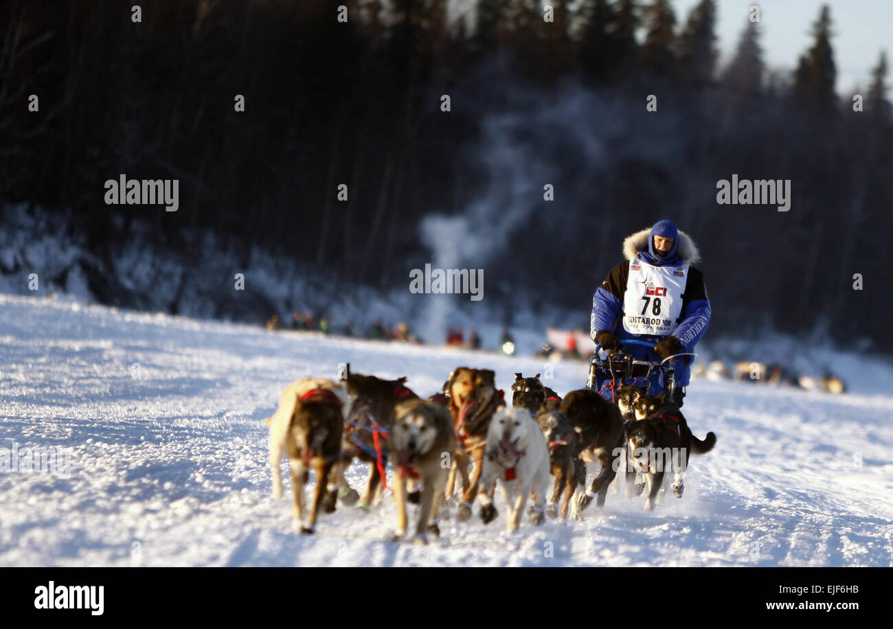 Maître de l'armée américaine le Sgt. Rodney Whaley, un Texas Army National Guardsman, trains avec ses chiens, 2 mars 2008, en Alaska, pour la prochaine 2008 Iditarod, présenté comme 'la dernière grande course.' les deux semaines de la course de traîneaux à chiens à Anchorage, Alaska, prendra plus de Whaley rivières gelées, des chaînes de montagnes déchiquetées, des forêts denses, désert, toundra et des kilomètres de côtes balayées par. Whaley, qui est parrainé par l'Armée de la Garde nationale, deviendra le premier dans l'histoire de concurrencer Tennessean dans la course. Russel Lee Parution Klika Banque D'Images