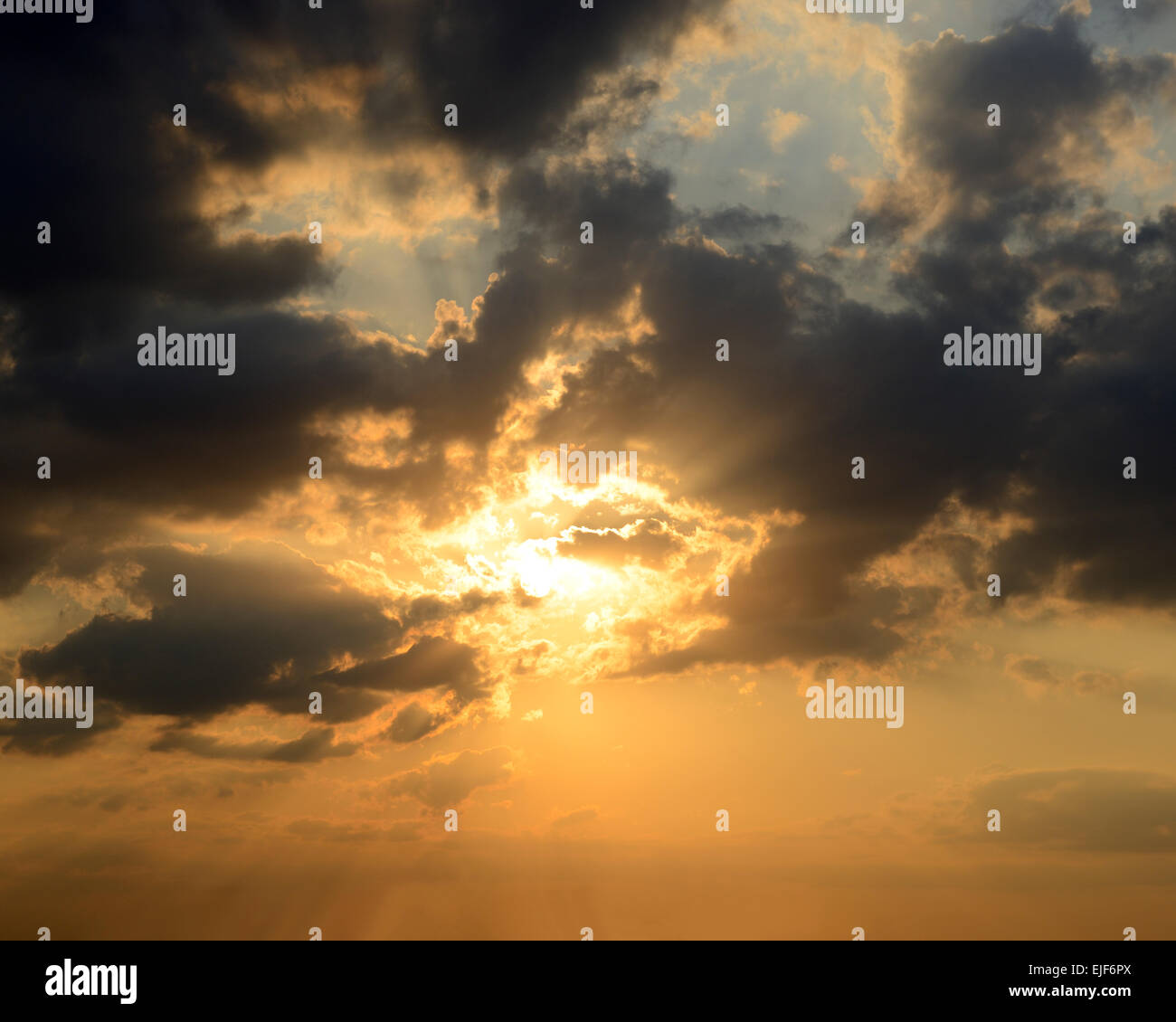 Coucher du soleil dans un ciel rempli de nuages. Banque D'Images