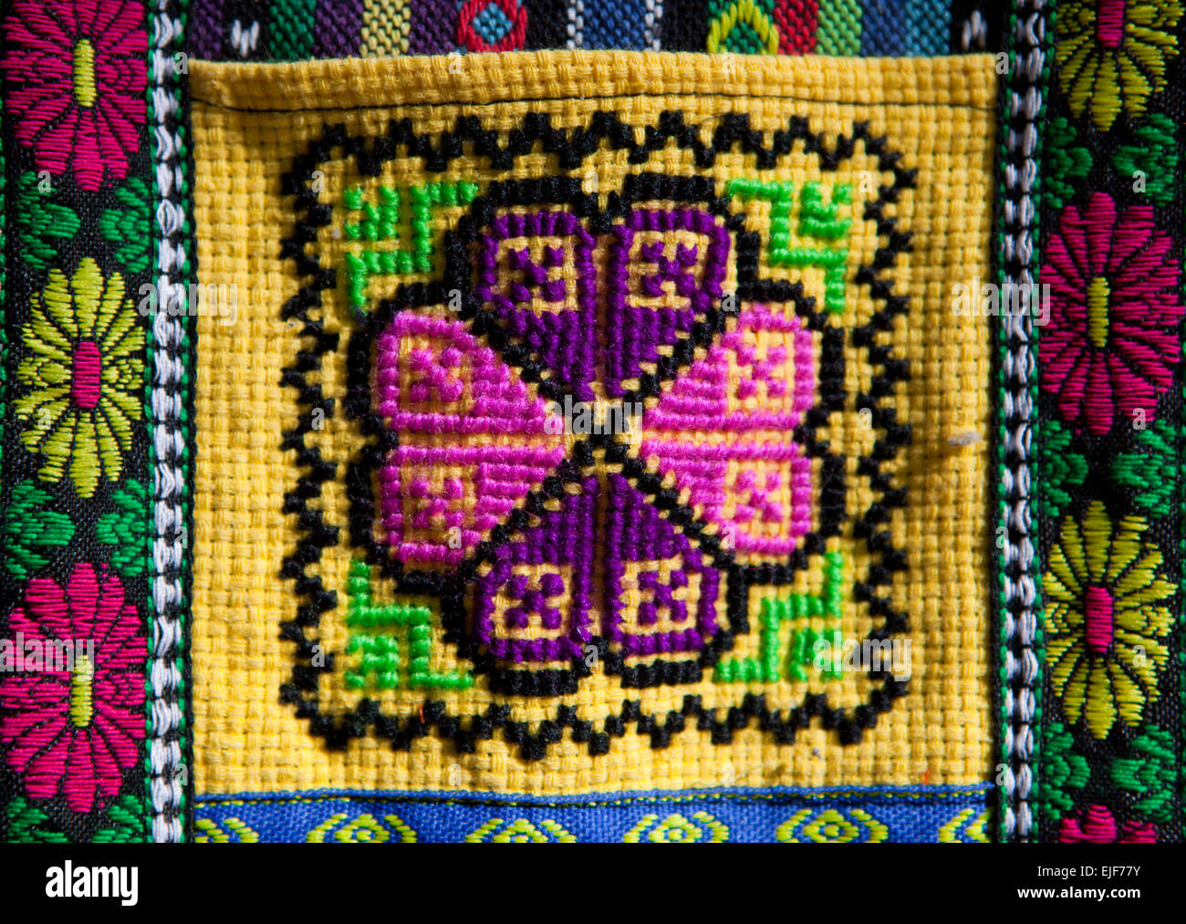 Les modèles colorés sur les tissus de l'artisanat andin Banque D'Images
