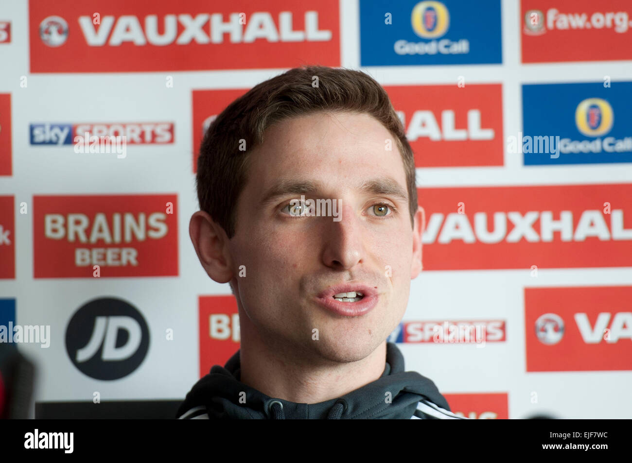 Cardiff, Wales, UK. Mar 25, 2015. Joe Allen prenant la parole à l'Association de football du Pays de Galles conférence de presse à l'Hôtel St Davids dans la baie de Cardiff avant ce week-end du match contre Israël. Credit : Phil Rees/Alamy Live News Banque D'Images