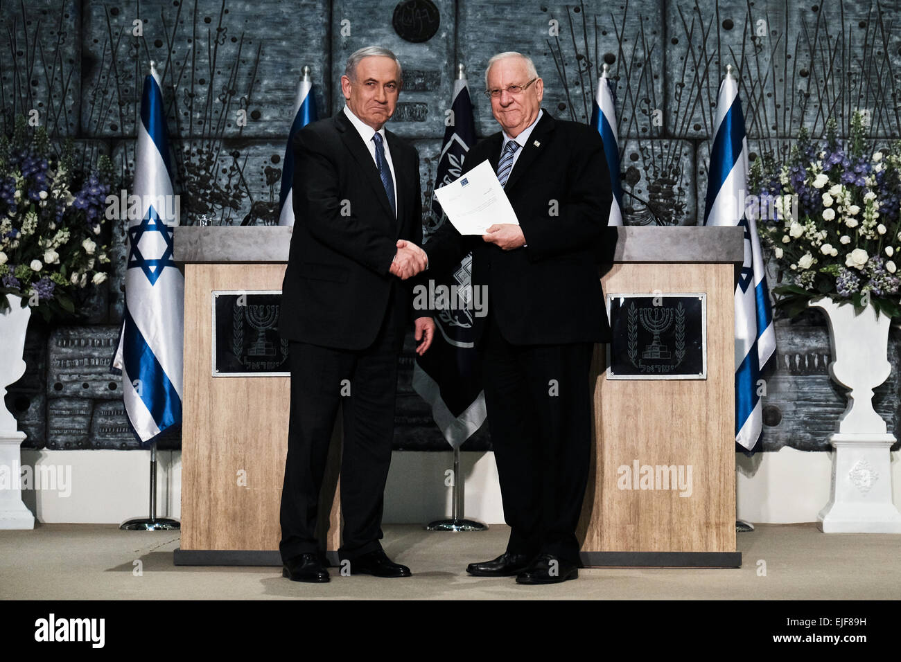 Jérusalem, Israël. Mar 25, 2015. Président de l'état d'Israël, Reuven Rivlin (R), procède à la tâche de former le 34e gouvernement israélien, Benjamin Netanyahu PM agissant sur (L), comme chef du Likoud qui a reçu la majorité des votes aux dernières élections pour la 20e Knesset. Netanyahu aura 28 jours pour former une coalition, prorogeable par 14 de plus. Credit : Alon Nir/Alamy Live News Banque D'Images