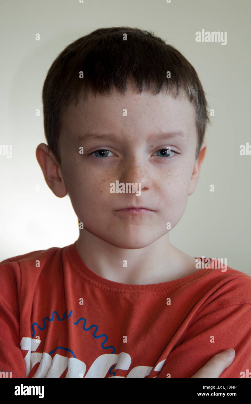 Jeune garçon à regarder caméra avec attitude Banque D'Images