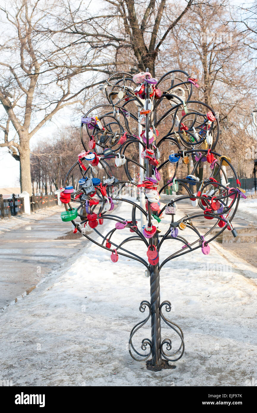 Serrures de couleur accroché au fer à repasser arbre dans le parc à Ryazan, Ruassia Banque D'Images