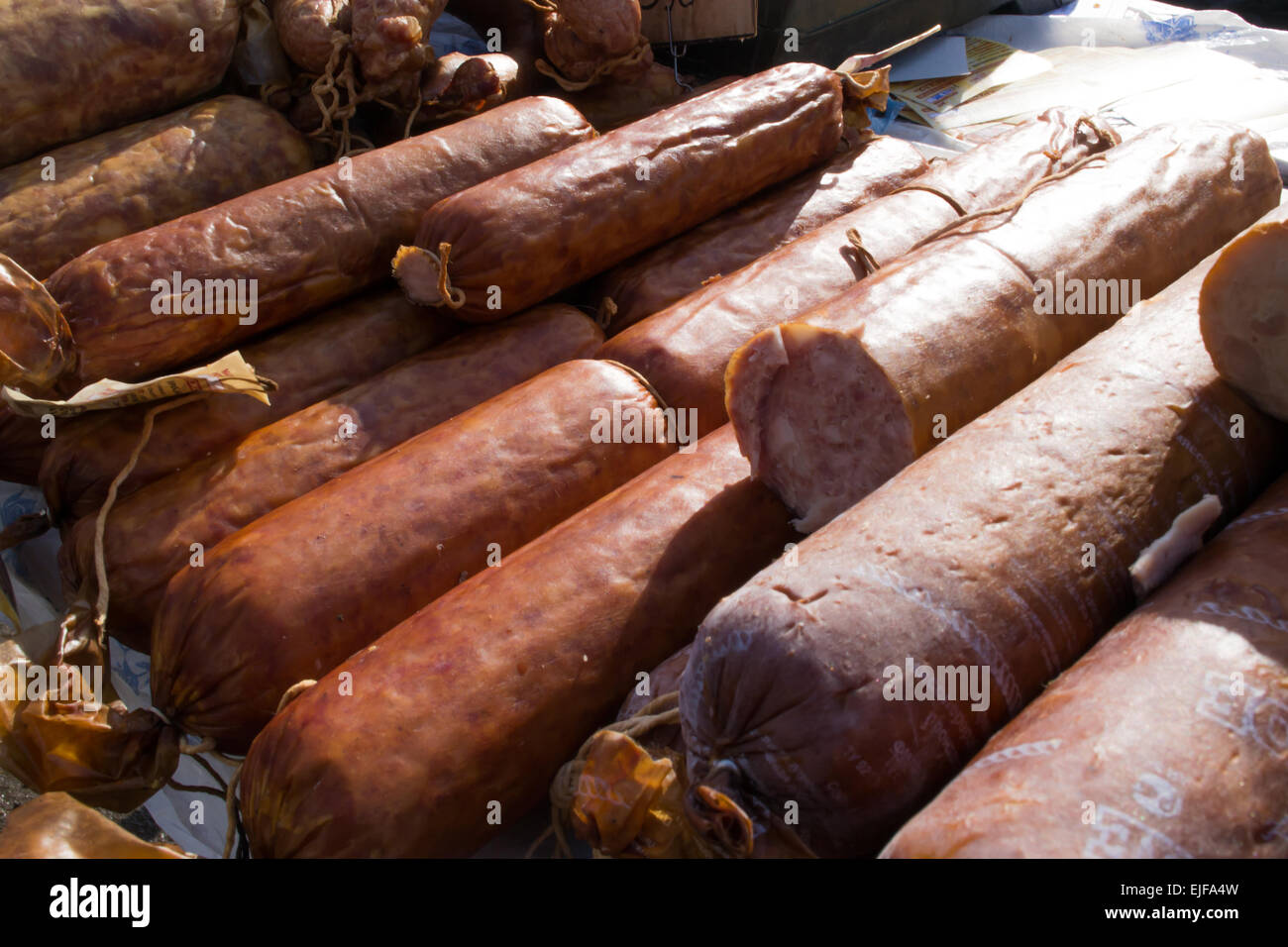 Saucisses fumées séchées à la vente au marché local Banque D'Images
