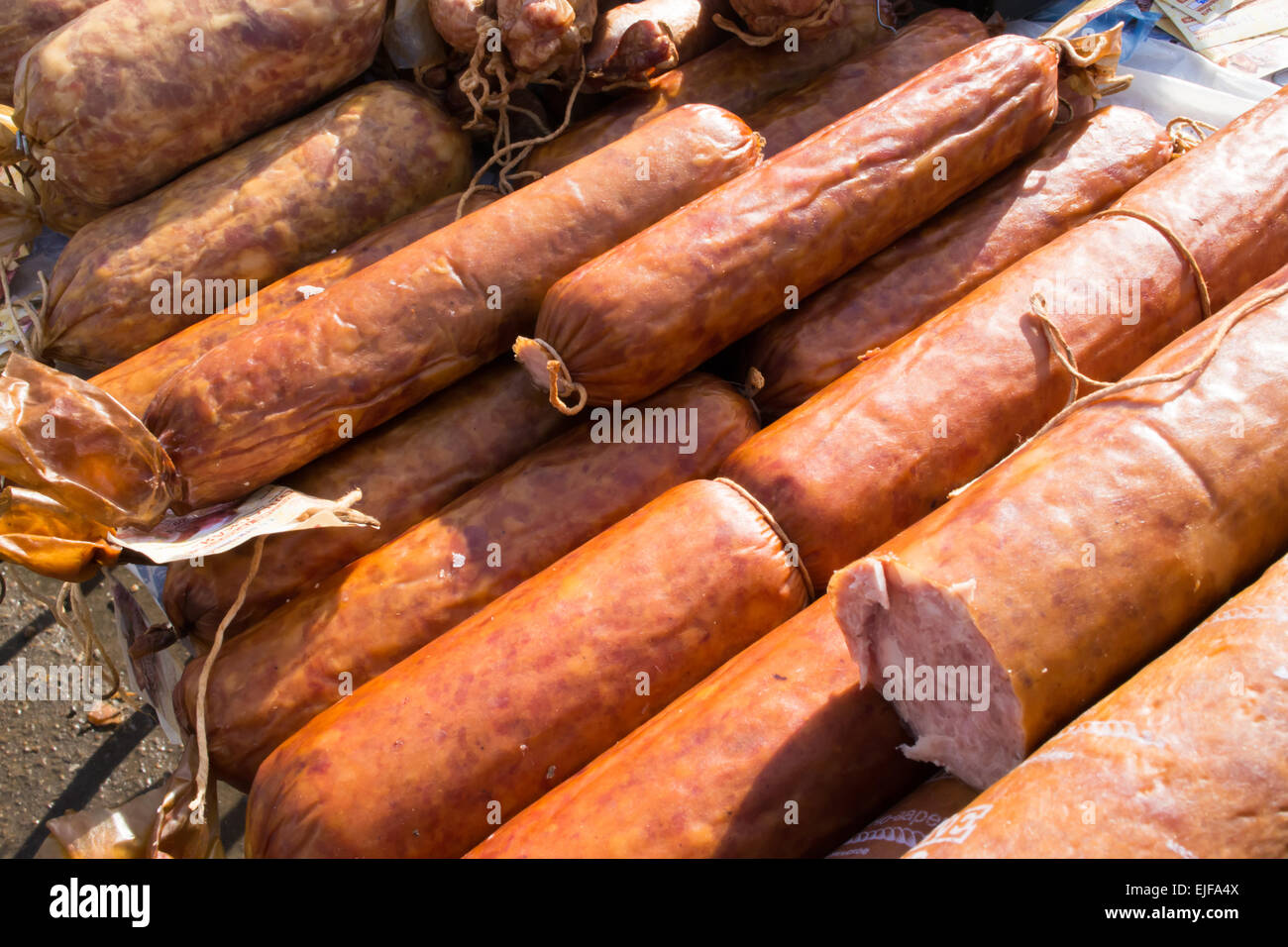 Saucisses fumées séchées à la vente au marché local Banque D'Images