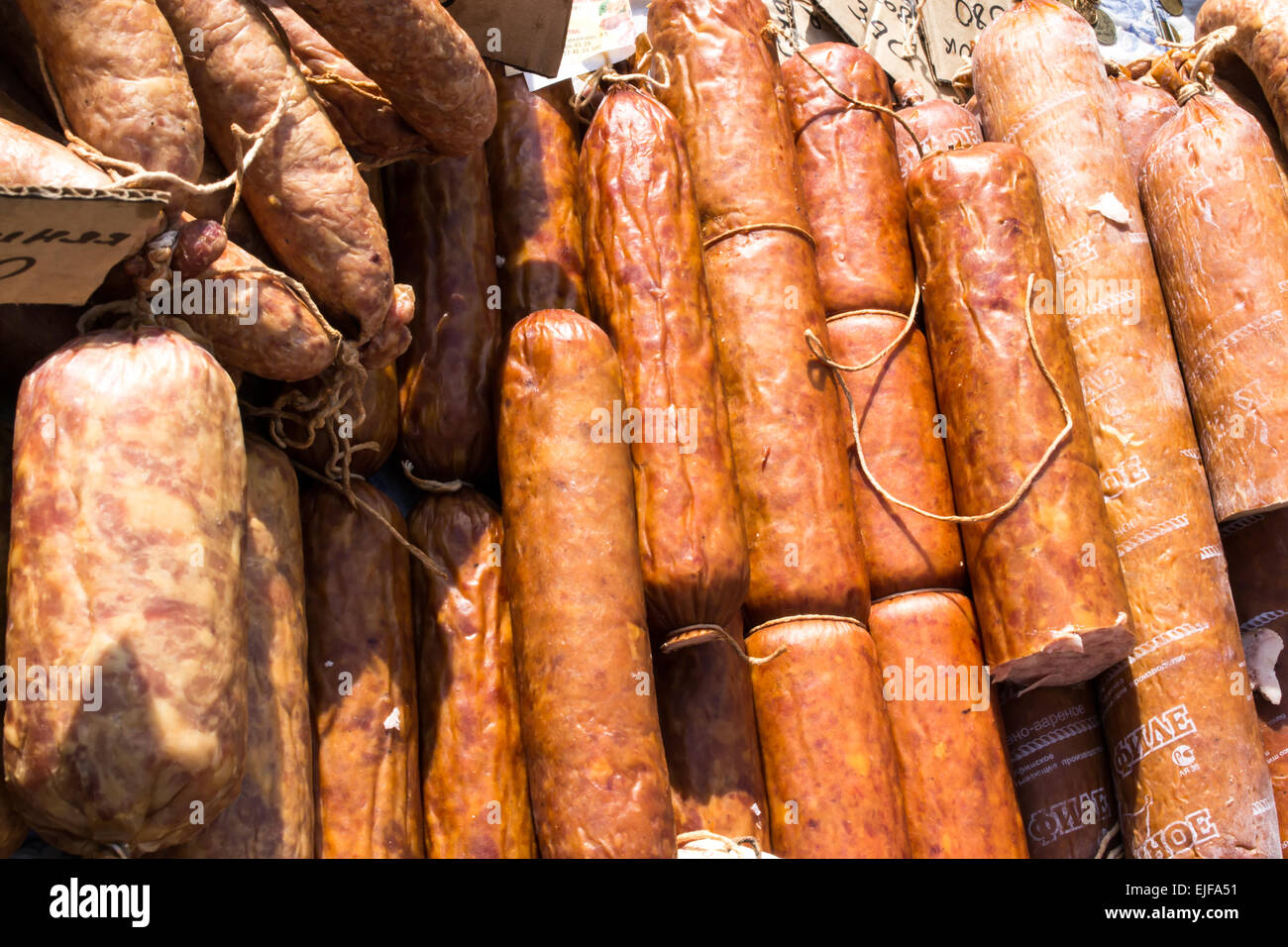 Saucisses fumées séchées à la vente au marché local Banque D'Images