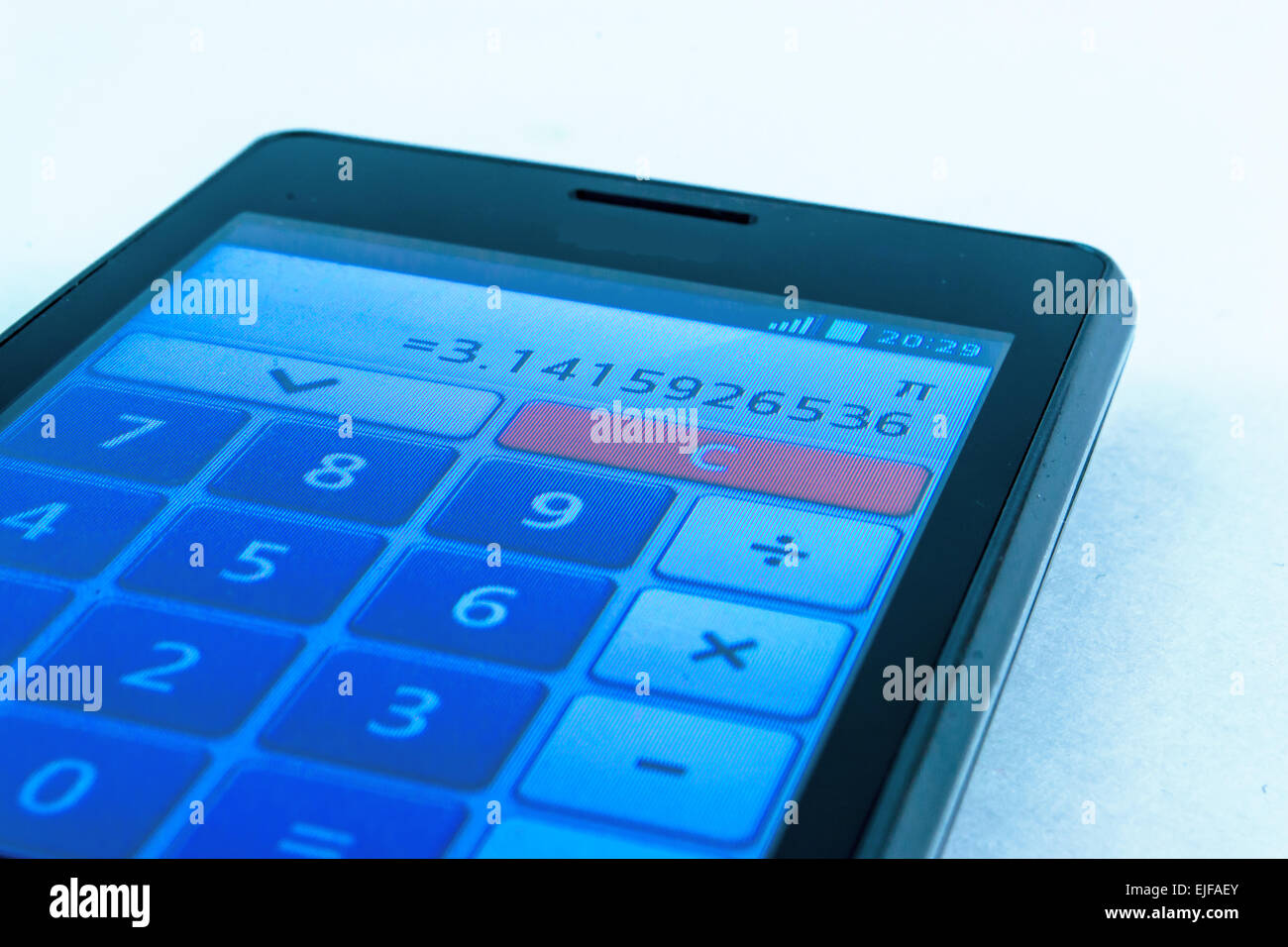 Un téléphone intelligent affiche le symbole de Pi 3.14 sur sa calculatrice Banque D'Images