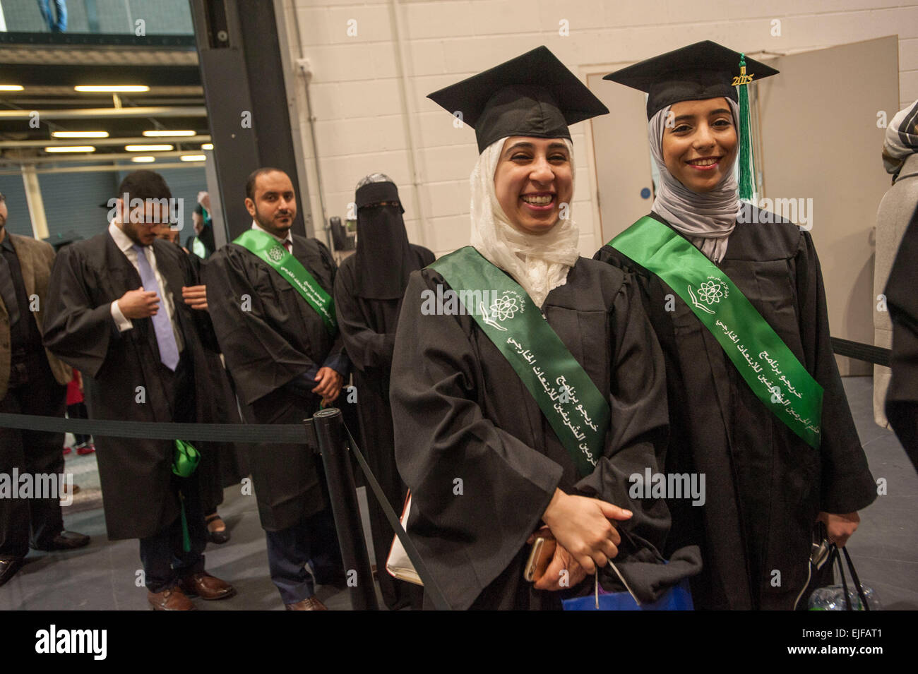 En attente pour l'obtention de leur diplôme, les diplômés en neurosciences  snap du King's College de Londres , des ressortissants saoudiens au Bureau  culturel de l'Arabie saoudite a accueilli la 5e cérémonie
