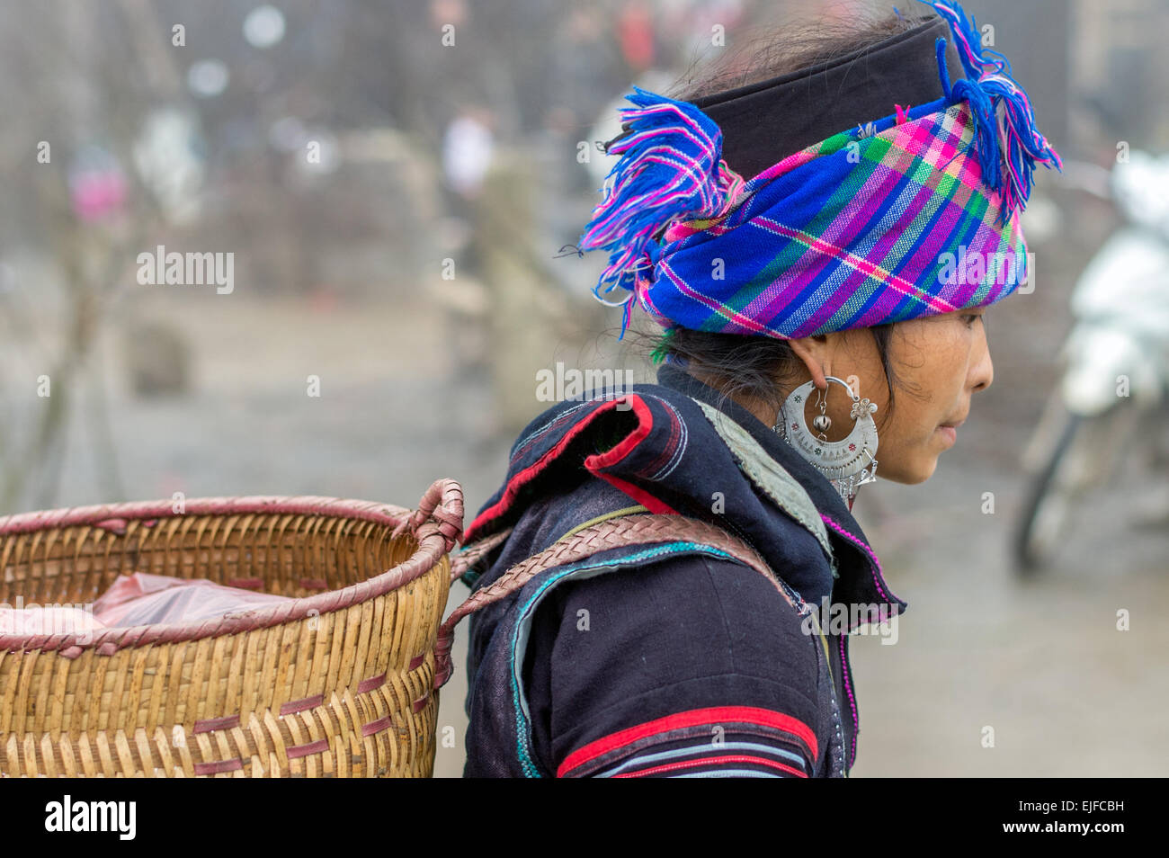 Femme Hmong porte un panier à un marché de Sapa, Vietnam Banque D'Images