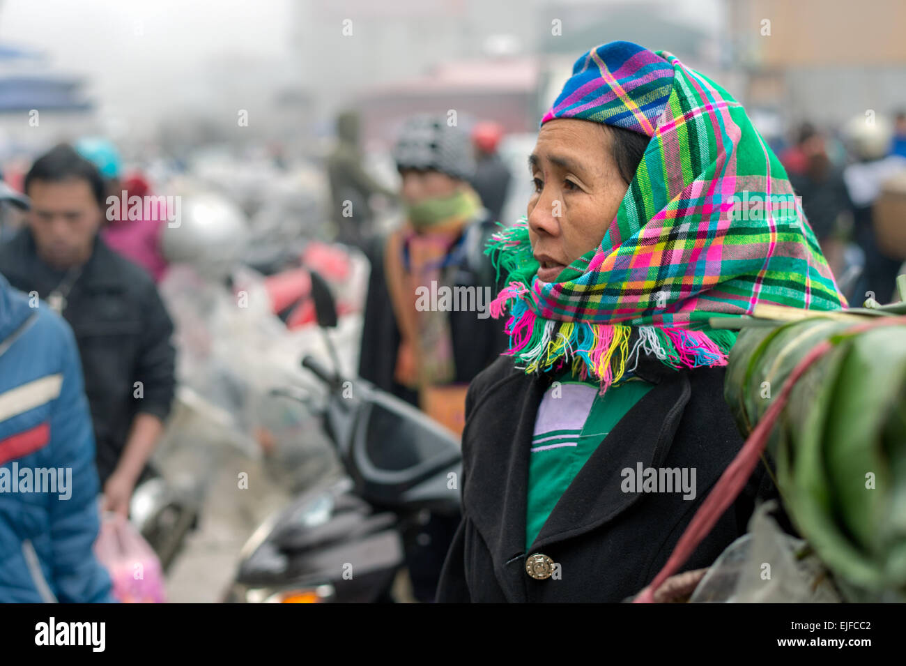 Femme Hmong dans un marché de Sapa, Vietnam Banque D'Images