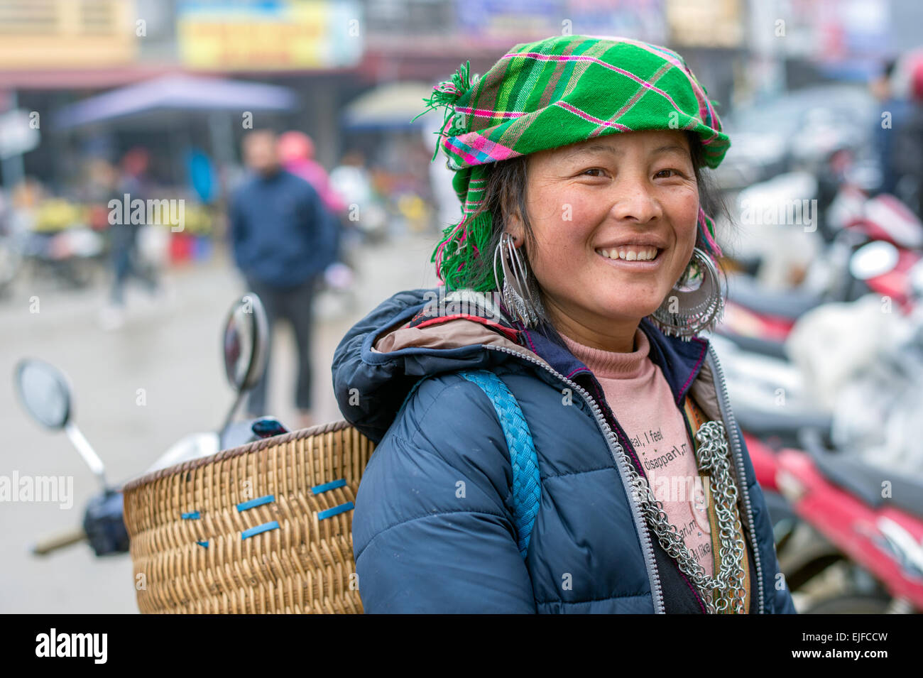 Jeune femme Hmong dans un marché de Sapa, Vietnam Banque D'Images