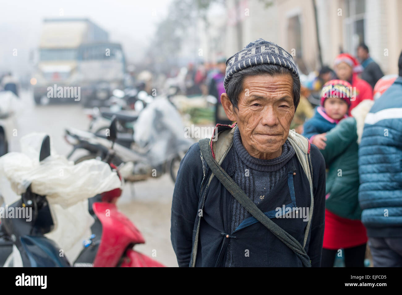 Homme Hmong dans un marché de Sapa, Vietnam Banque D'Images