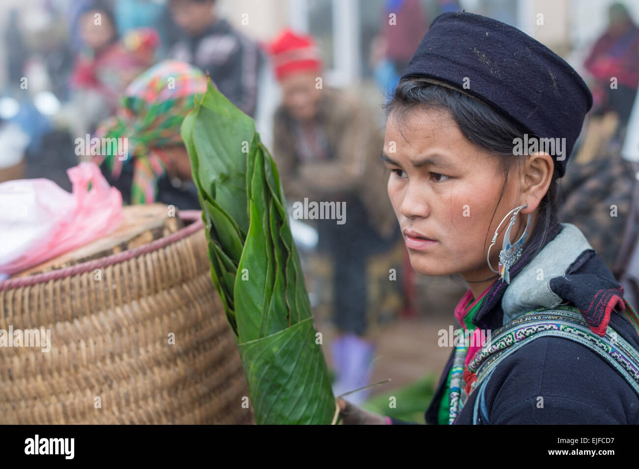 Jeune femme Hmong dans un marché de Sapa, Vietnam Banque D'Images