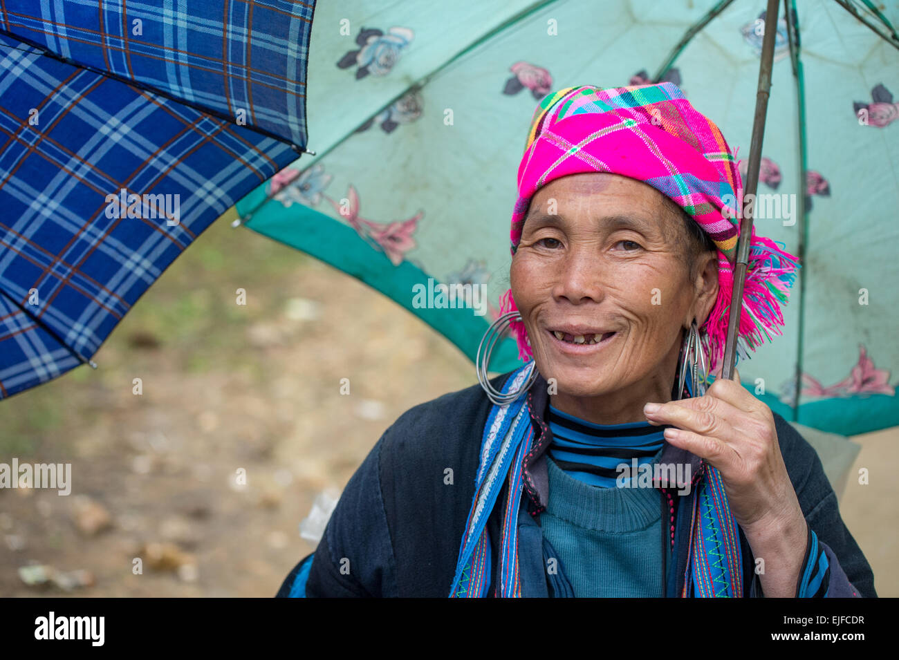 Femme Hmong avec un parapluie à un marché de Sapa, Vietnam Banque D'Images