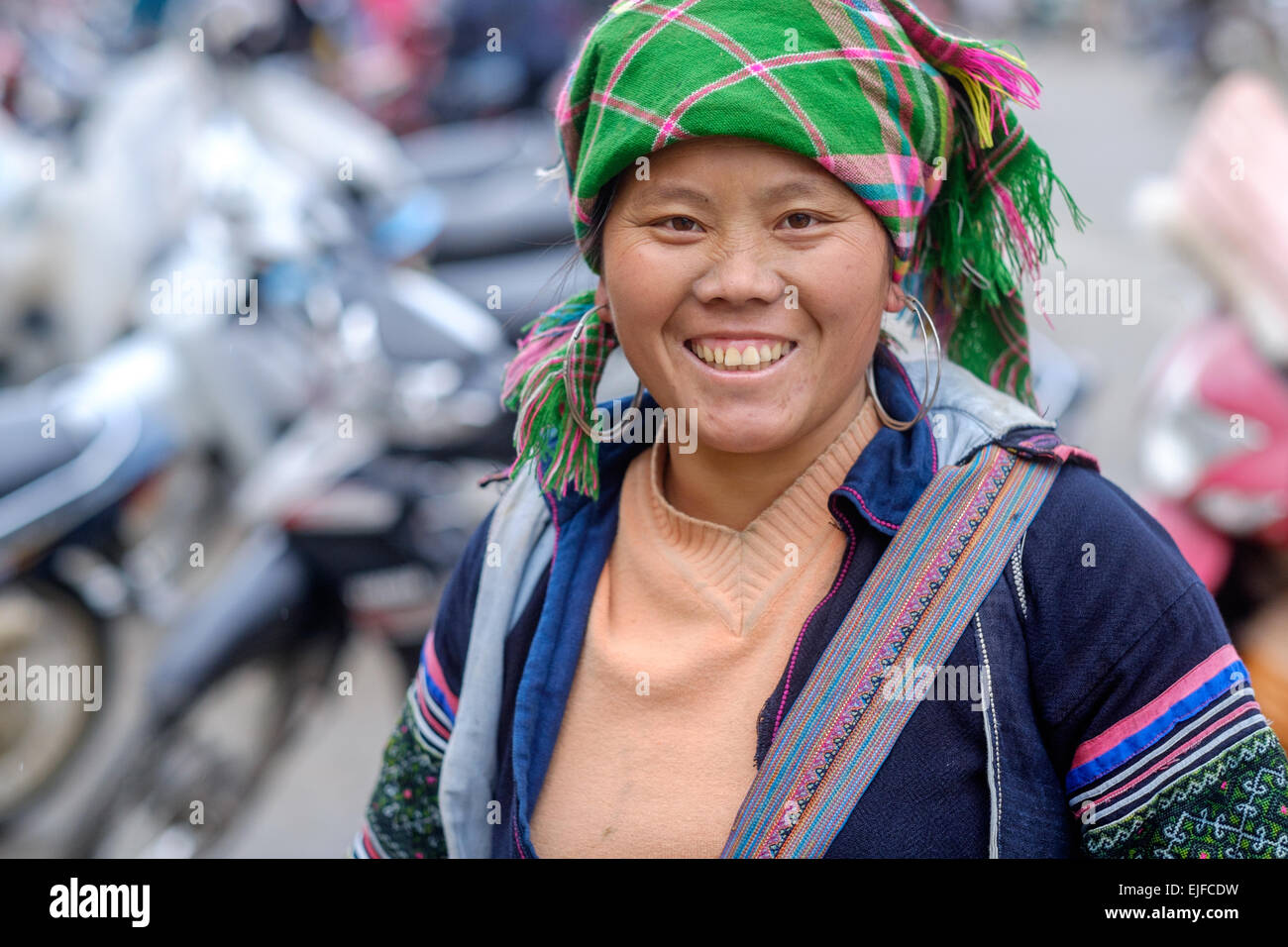 Femme Hmong dans un marché de Sapa, Vietnam Banque D'Images