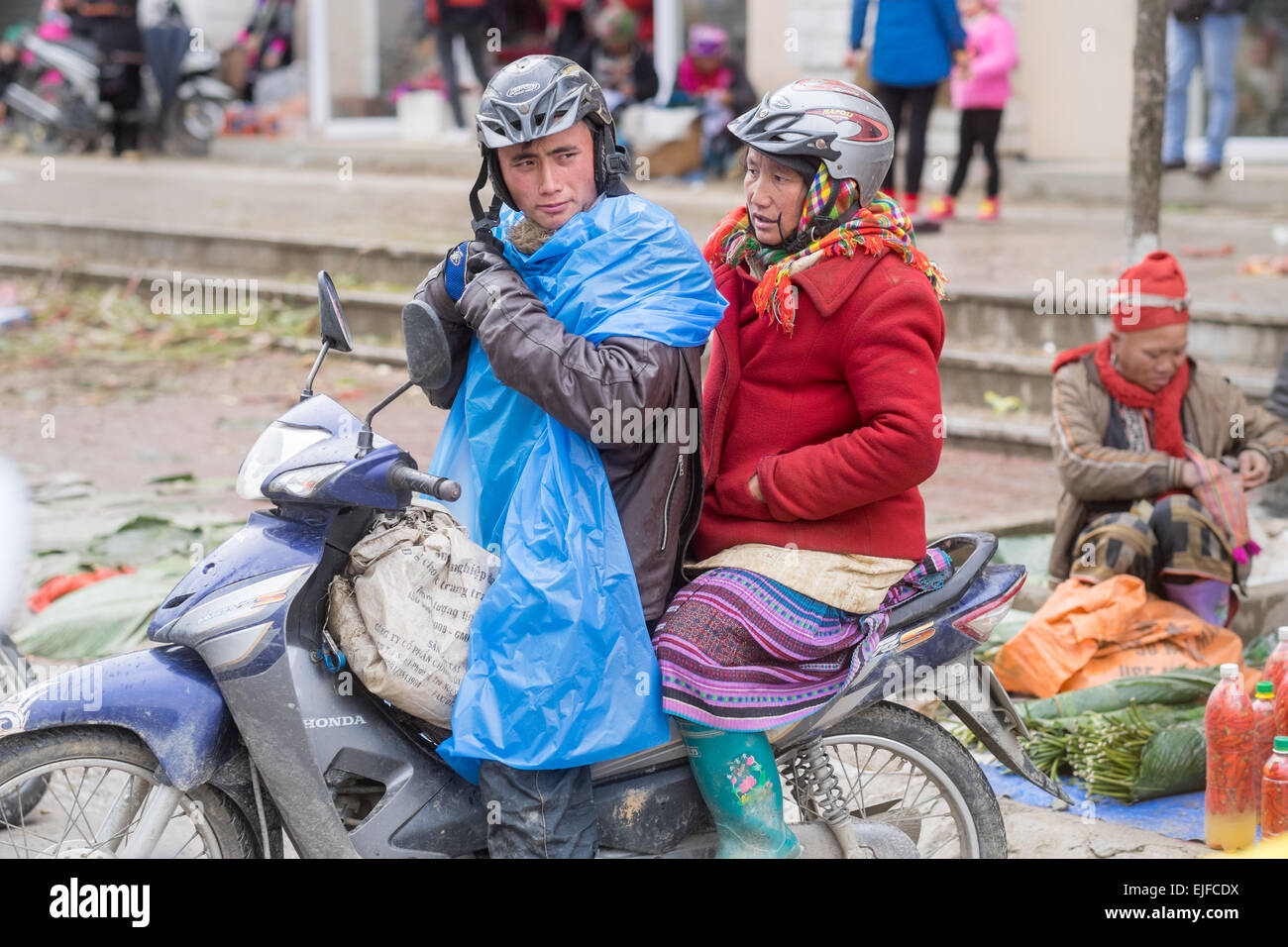 Couple vietnamien au marché de Sapa un jour de pluie dans le nord du Vietnam Banque D'Images