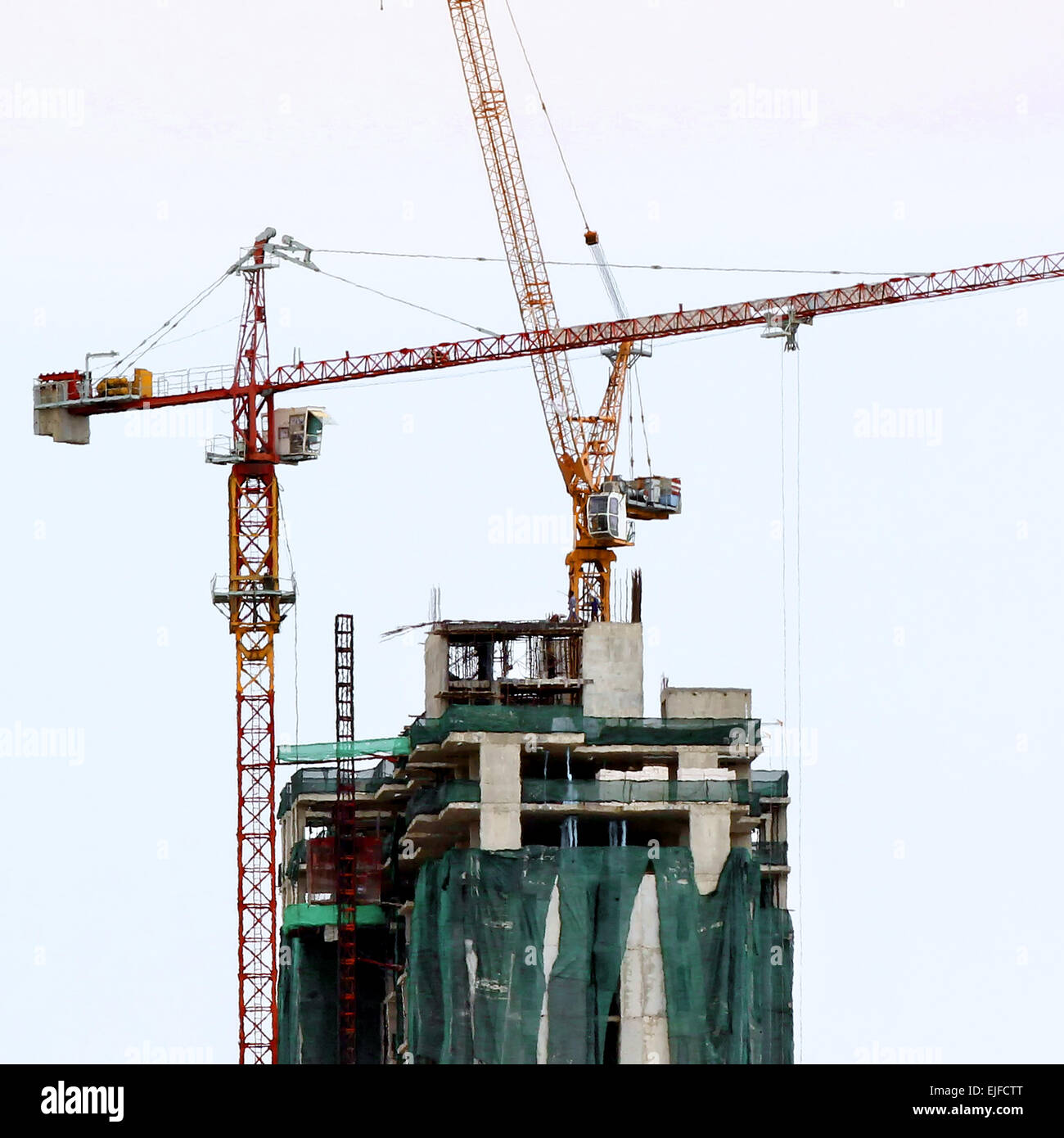 Tower crane et bâtiment en construction Banque D'Images