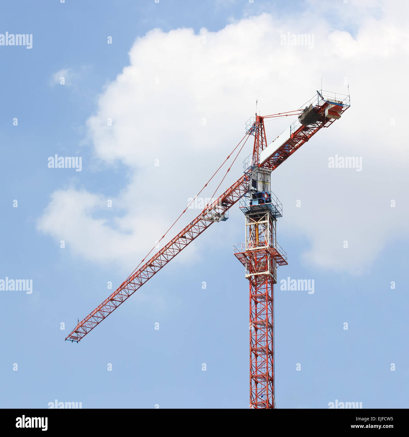 Tower crane contre beau ciel Banque D'Images