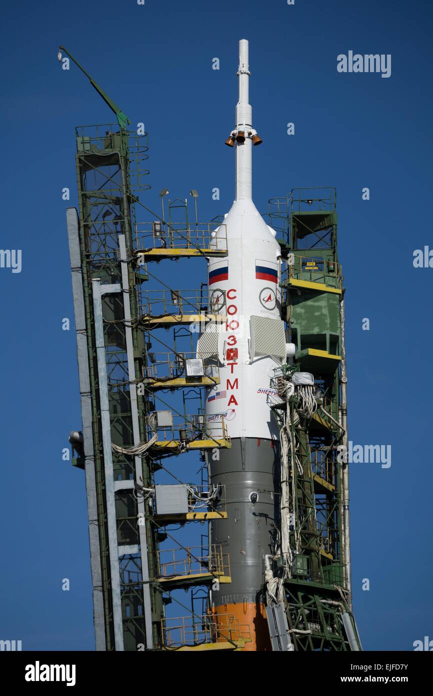 Le vaisseau Soyouz TMA-16M est soulevée sur l'aire de lancement et le bras bien en place au cosmodrome de Baïkonour le 25 mars 2015 au Kazakhstan. Lancement de la fusée Soyouz est prévue pour le 28 mars et 43 expédition vers la Station spatiale internationale. Banque D'Images