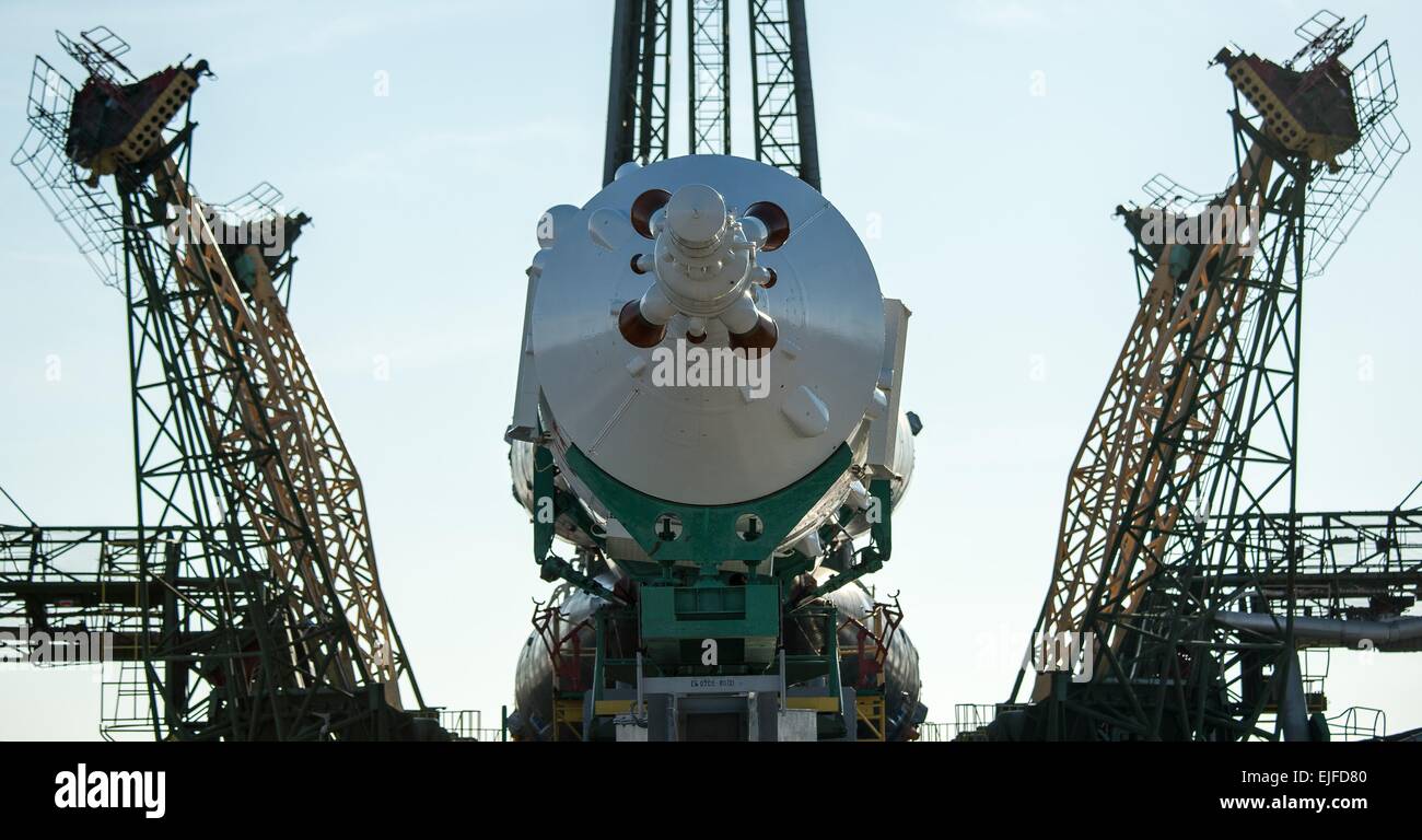 Le vaisseau Soyouz TMA-16M est mis en place par le train jusqu'à la plateforme de lancement au cosmodrome de Baïkonour, le 25 mars 2015 au Kazakhstan. Lancement de la fusée Soyouz est prévue pour le 28 mars et 43 expédition vers la Station spatiale internationale. Banque D'Images