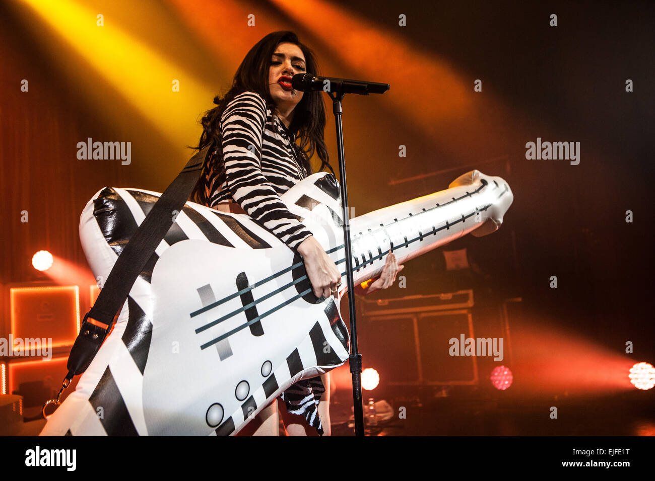 O2 Shepherd's Bush Empire, London, UK 25 mars 2015 Charli XCX jouant un air guitar Charli XCX Charli XCX sur son 'SUCKER' tour Crédit : Richard Soans/Alamy Live News" Banque D'Images