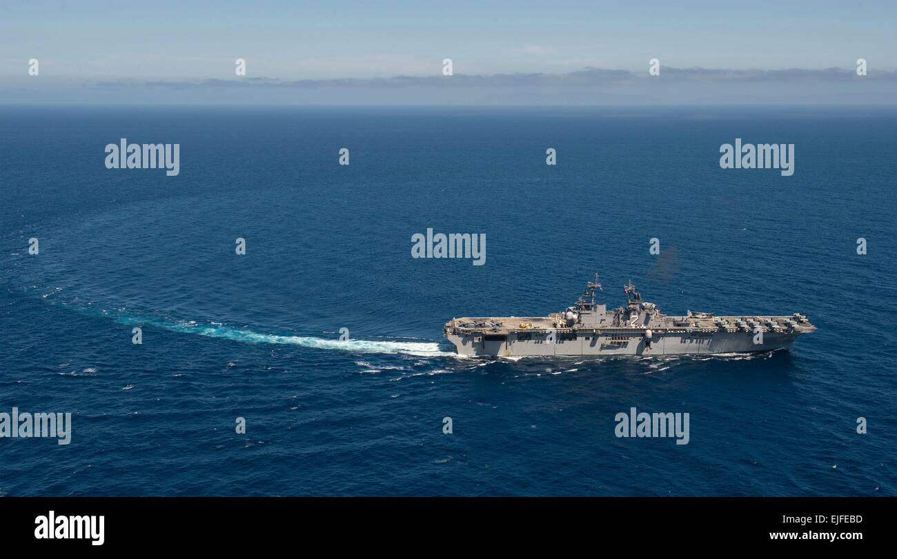 Wasp de l'US Navy de la classe de navire d'assaut amphibie USS Essex cours inverse pendant une simulation de transit du détroit le 23 mars 2015 dans l'océan Pacifique. Banque D'Images