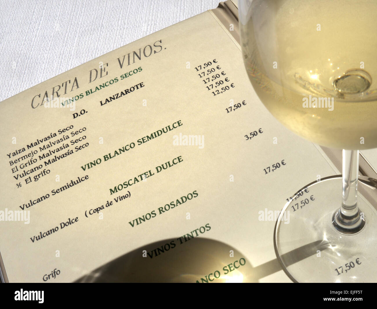MENU VIN LANZAROTE verre de vin blanc frais et le restaurant Carte des vins avec sélection de vins proposés Lanzarote Iles Canaries Espagne Banque D'Images