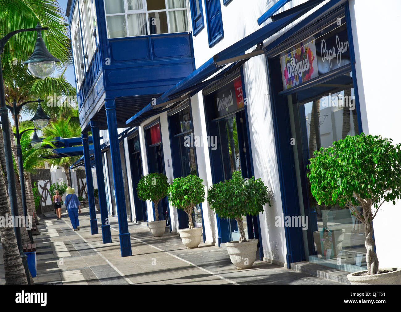 Des boutiques de luxe à Puerto Calero marina resort Lanzarote, Espagne Banque D'Images