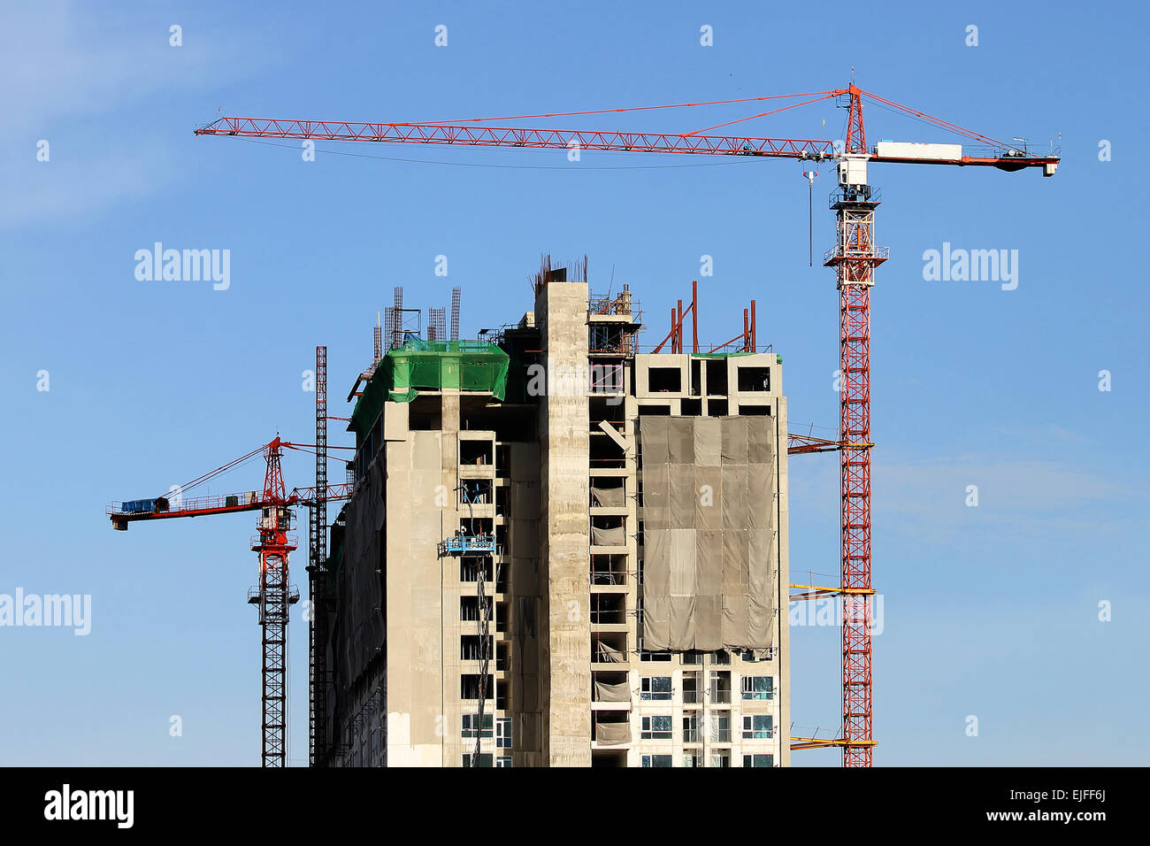 Site de construction avec grue sur fond de ciel Banque D'Images