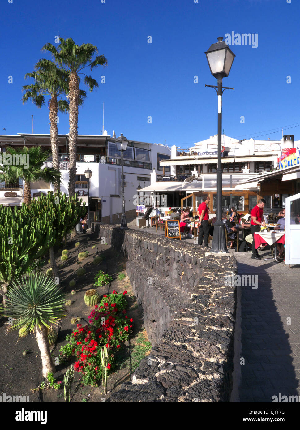 PUERTO DEL CARMEN restaurant en plein air à manger donnant sur port de Puerto del Carmen et Lanzarote Espagne côte Banque D'Images