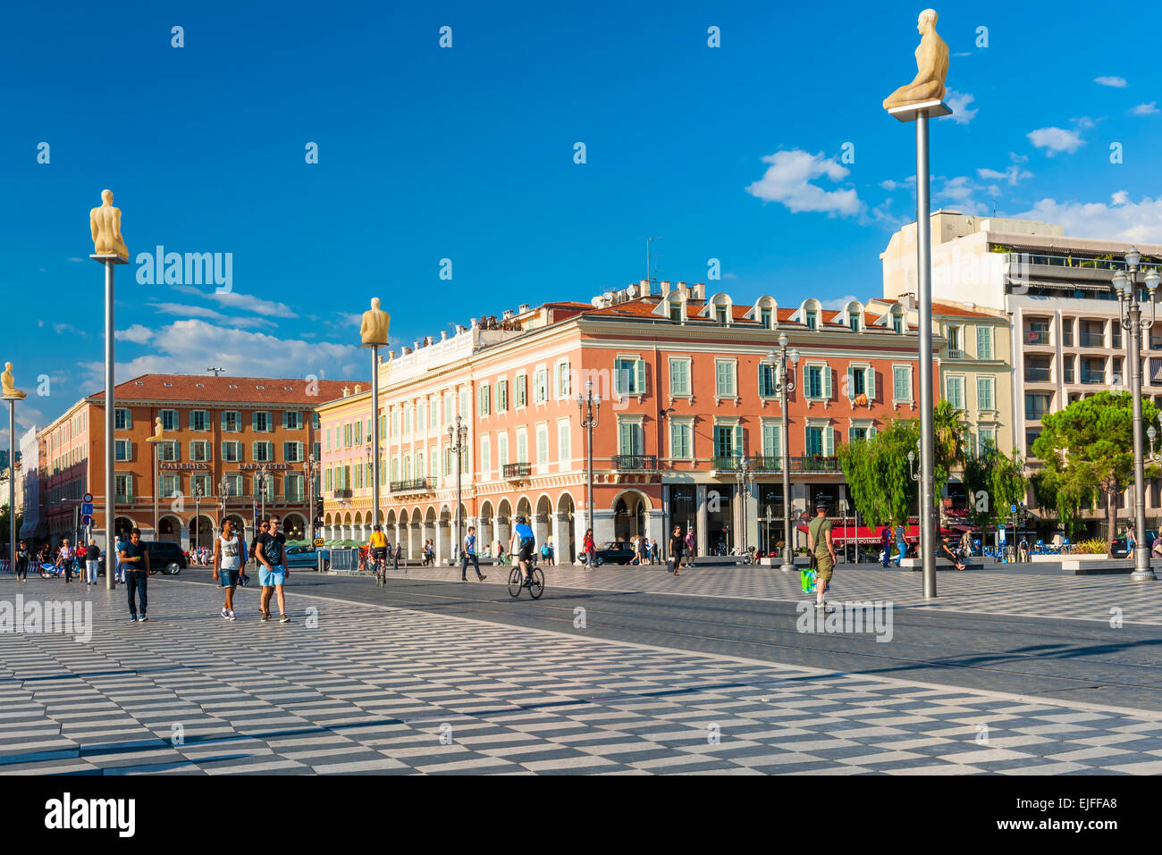 NICE, FRANCE - 2 octobre 2014 : la Place Masséna est la principale zone piétonne de la ville moderne avec des statues de grands poteaux Banque D'Images