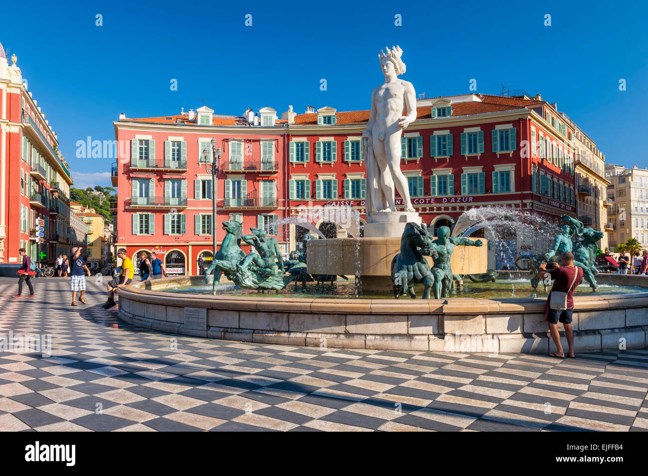 NICE, FRANCE - 2 octobre 2014 : Fontaine du soleil ou de la fontaine du Soleil avec statue d'Apollon à la Place Masséna Banque D'Images