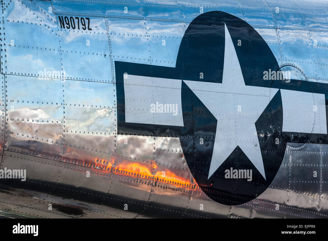 Emblème de l'étoile sur LA SECONDE GUERRE MONDIALE à corps chromé B-25 Mitchell bomber. Banque D'Images