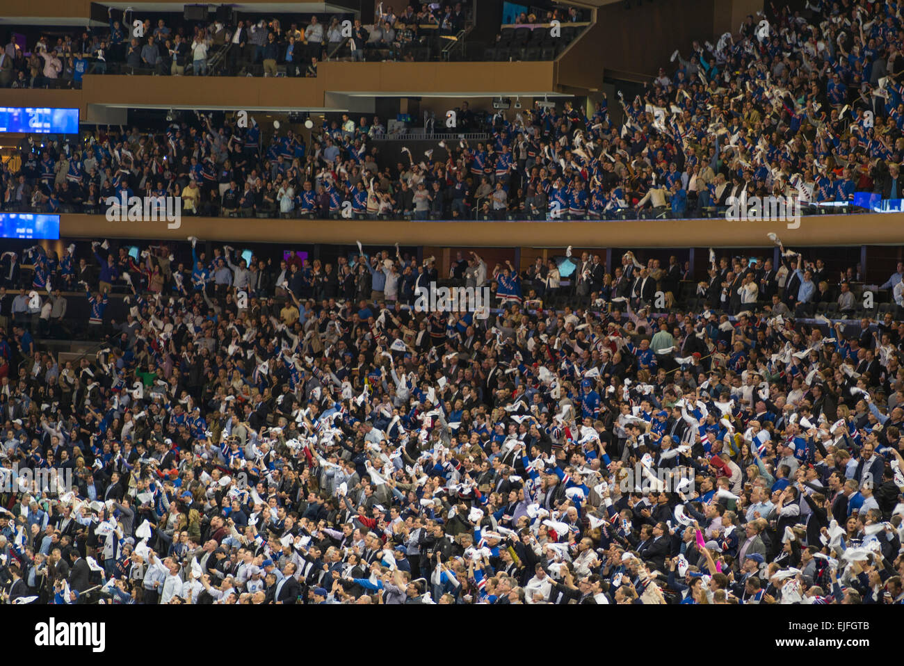 Les spectateurs à regarder le hockey sur glace match au Madison Square Garden, à Manhattan, New York City, New York State, USA Banque D'Images