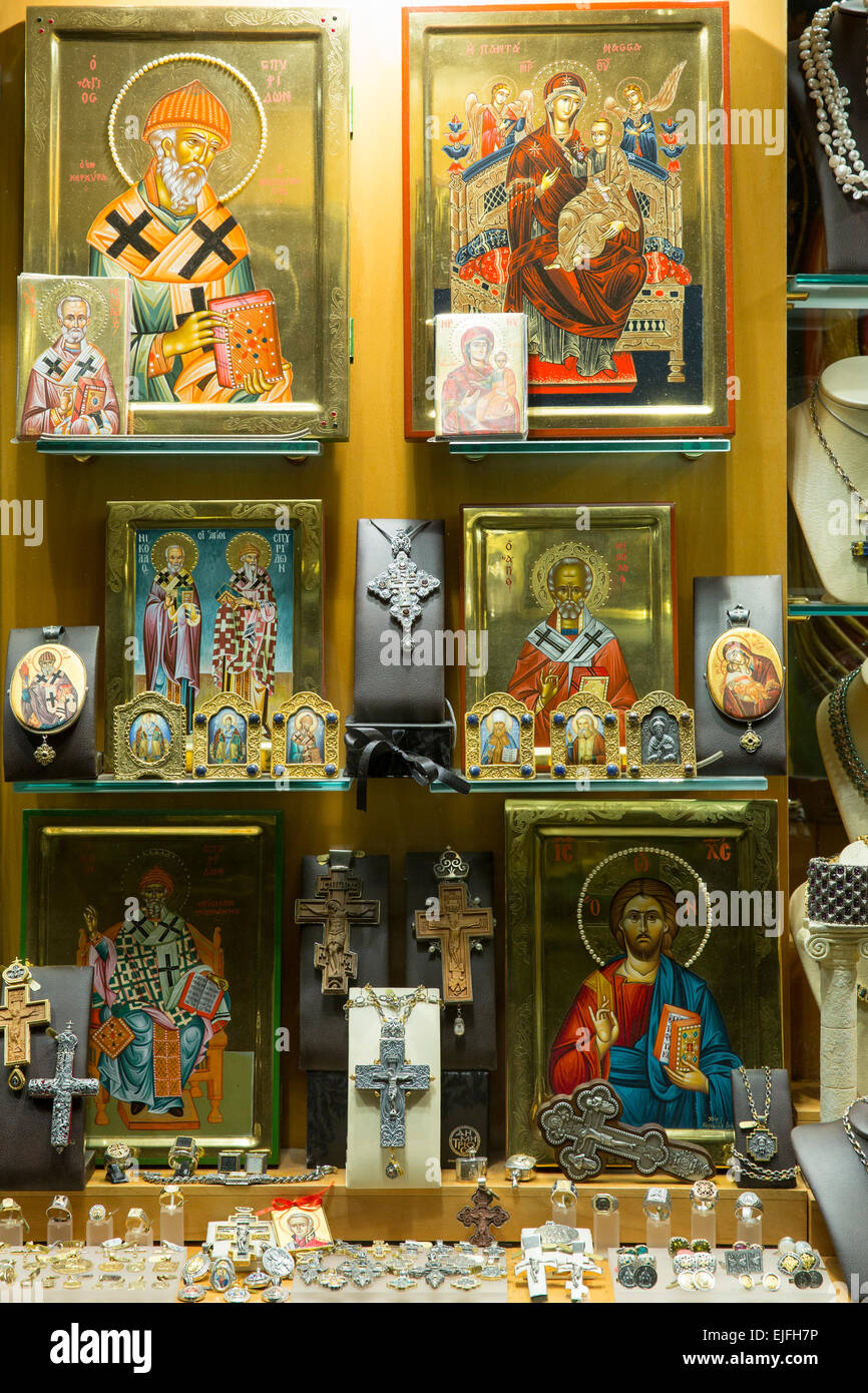 Reliques de la chrétienté orthodoxe grec en vente dans une boutique de souvenirs et cadeaux à Kerkyra, Corfou, Grèce Banque D'Images