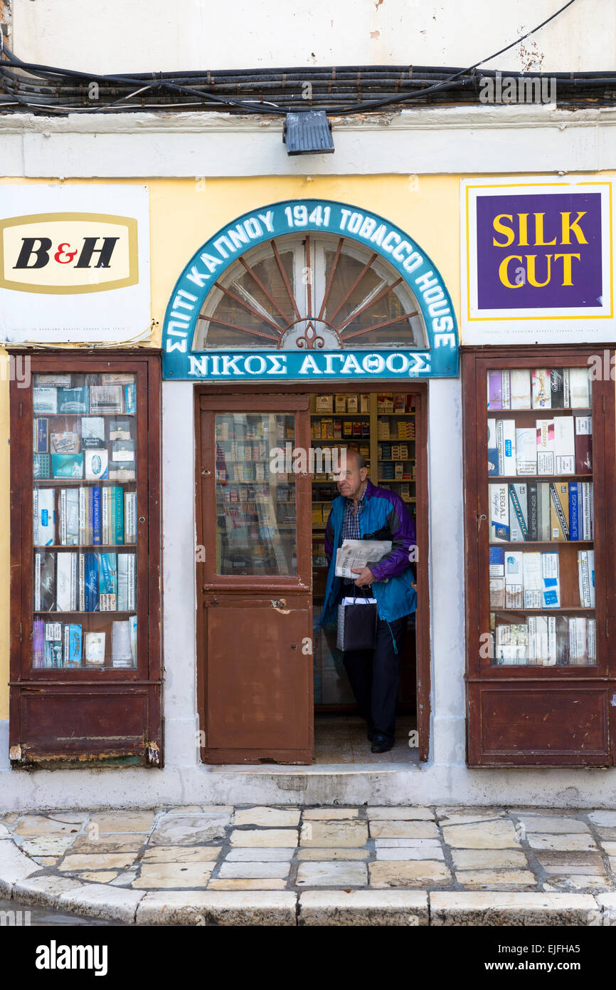 Grecque de Corfou traditionnel magasin de tabac la vente de cigarettes,  cigares et tabac  Kerkyra, Corfou, Grce Photo Stock - Alamy