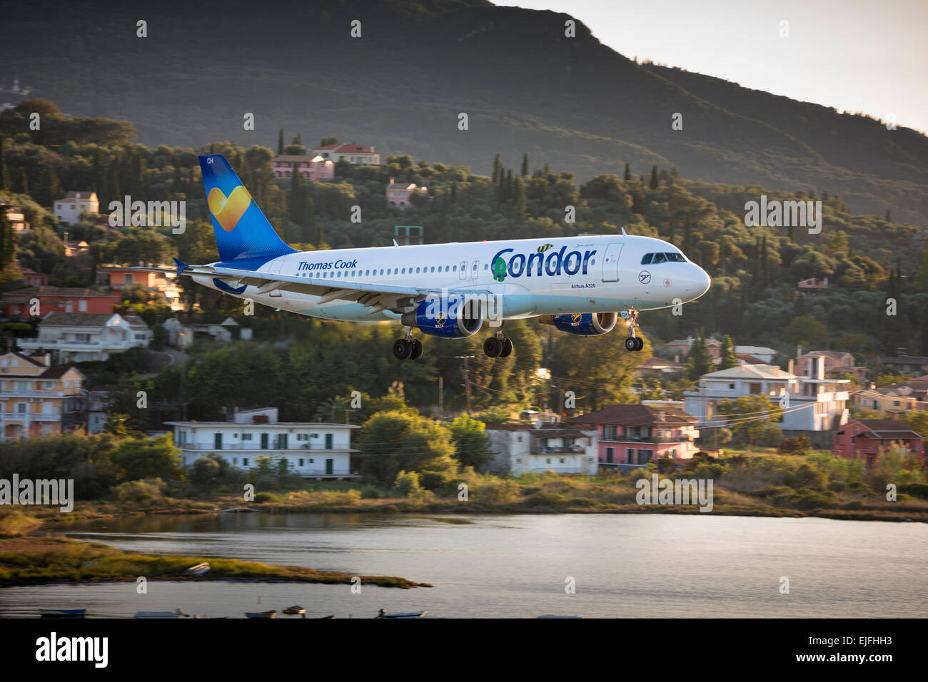 Thomas Cook Condor jet avion vol charter touristiques pilote aux commandes à Kerkyra, Corfou, prêt pour l'atterrissage, îles Ioniennes, Banque D'Images