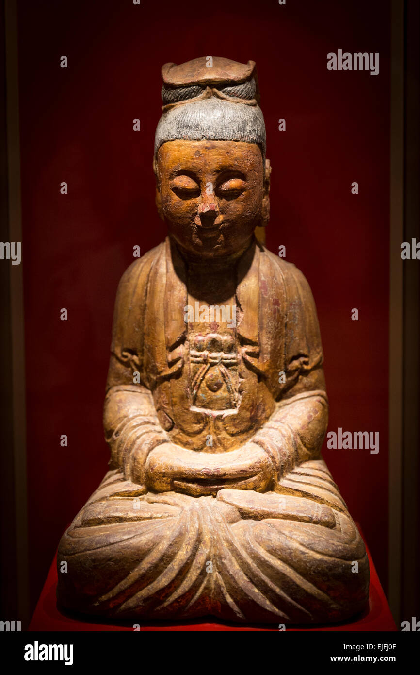 Stone statue Kuanyin avec décor de laque rouge et or en manos, Collection Musée d'Art Asiatique à Kerkyra, Corfou Banque D'Images