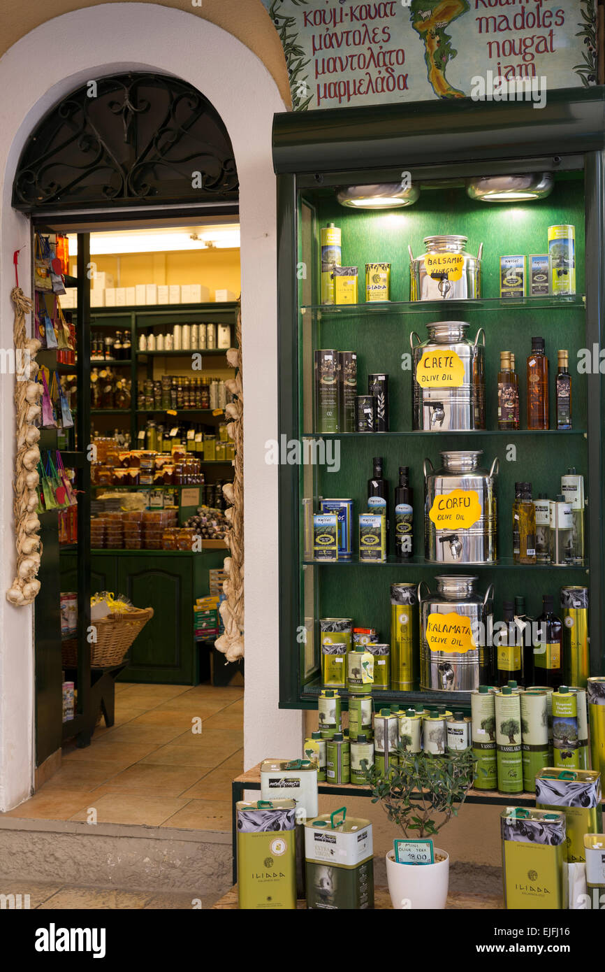 Cadeaux et souvenirs boutique vendant des olives et d'huile d'olive et de produits alimentaires de spécialité à Kerkyra, Corfou, Grèce Banque D'Images