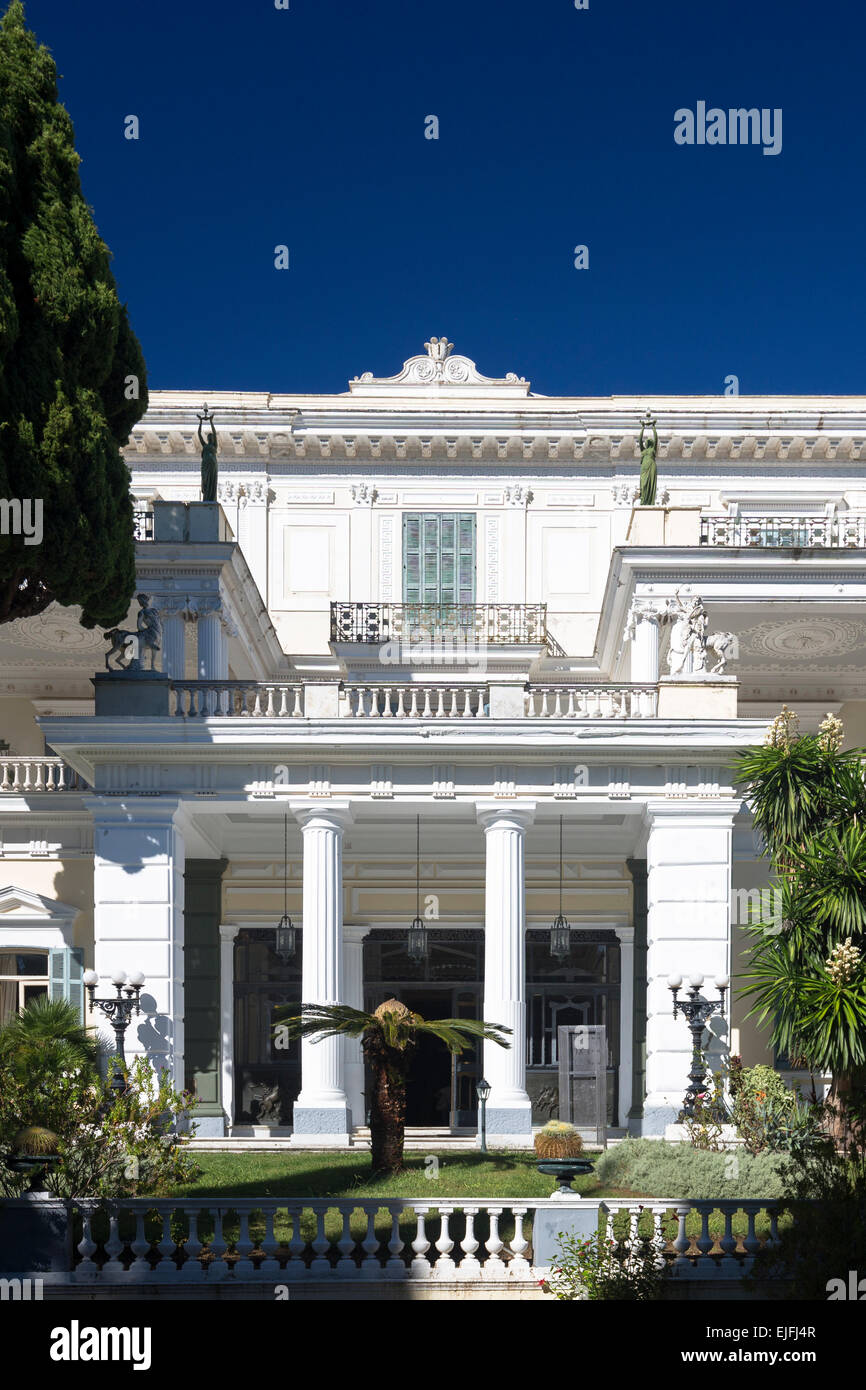 Façade de Palais Achilleion, Musée Achilleio, à Corfou, Grèce Banque D'Images